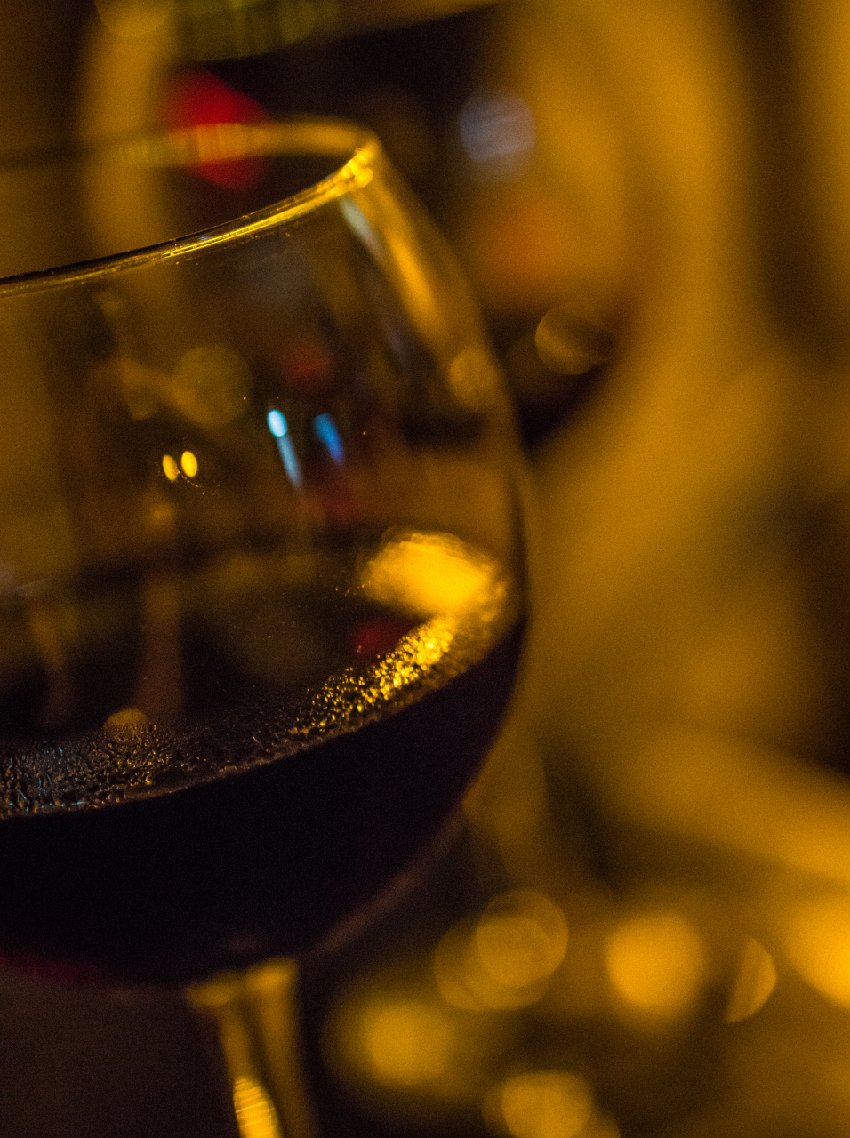 夜深人静,坐在窗边,给自己倒了杯酒.