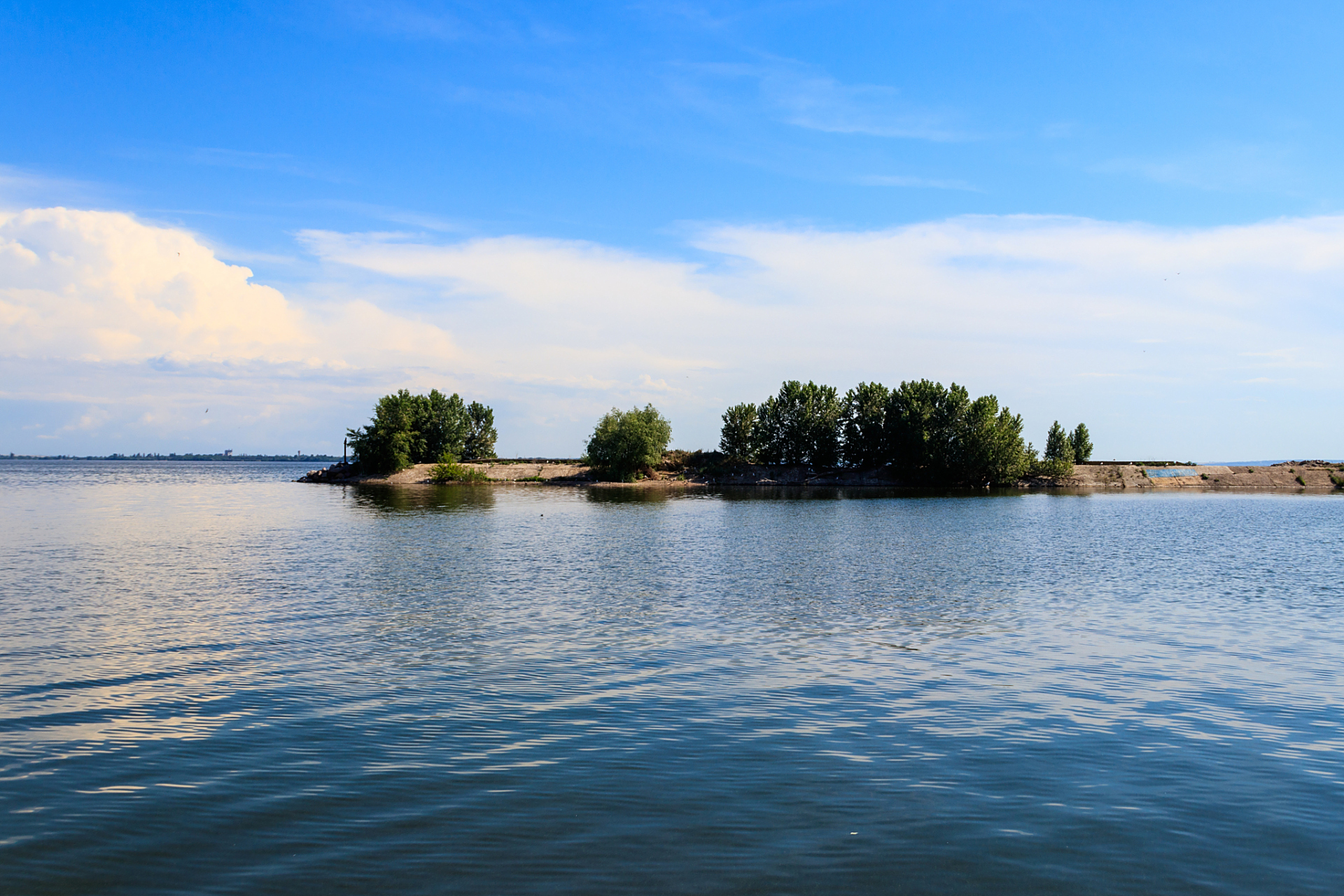 世界上面积最大的淡水湖是苏必利尔湖,它是北美洲五大湖之一,由美国