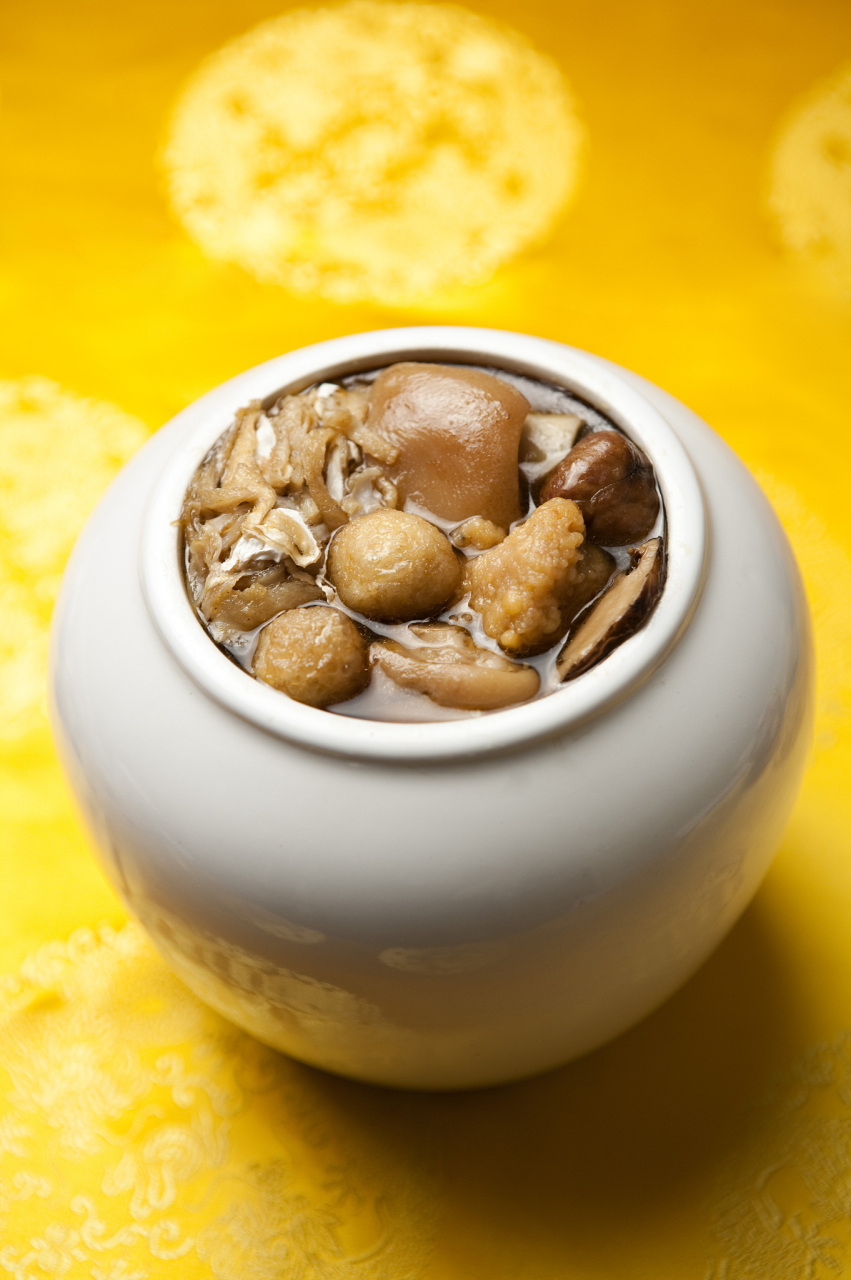 家庭版佛跳墙的做法 #佛跳墙#  家庭版佛跳墙的做法如下:  材料