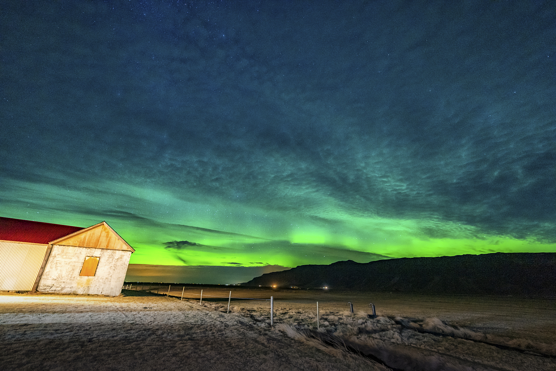 黑龙江的漠河北极村最近出现了超级壮观的极光,简直美哭了!