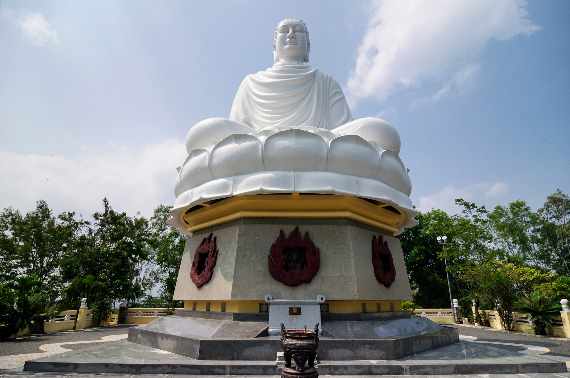 南山寺位于中国海南省三亚市,是一座有着悠久历史和丰富文化底蕴的