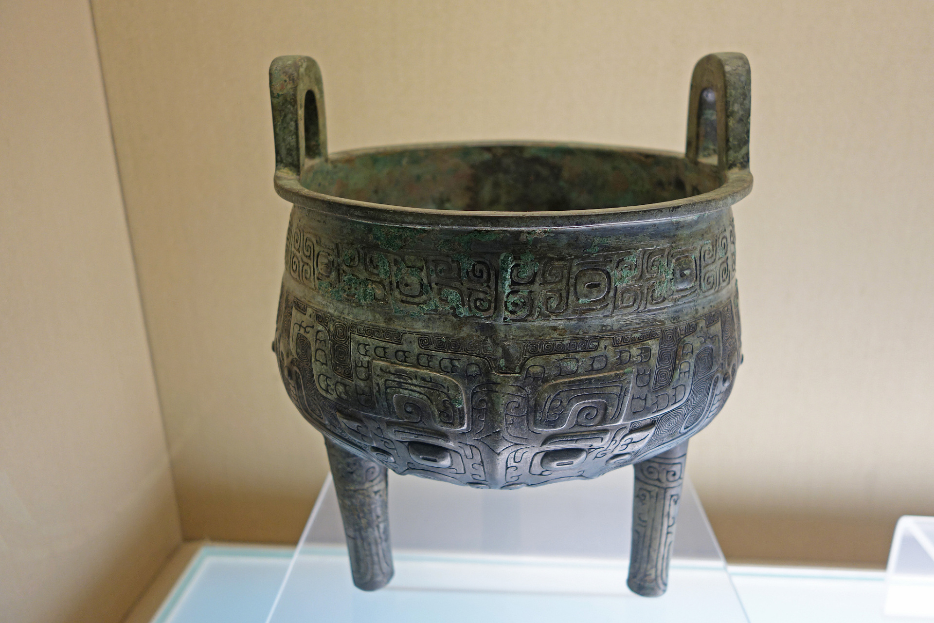 所以它并不是香炉, 它的功能与普通烹调用的锅,盆,碗一样.