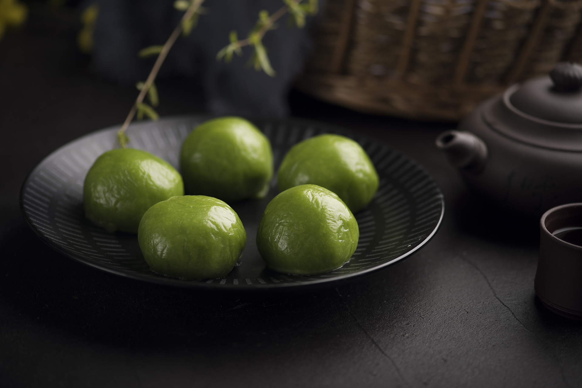 以下是一些清明节常见的传统食物:  首先,江南一带有吃青团子的风俗