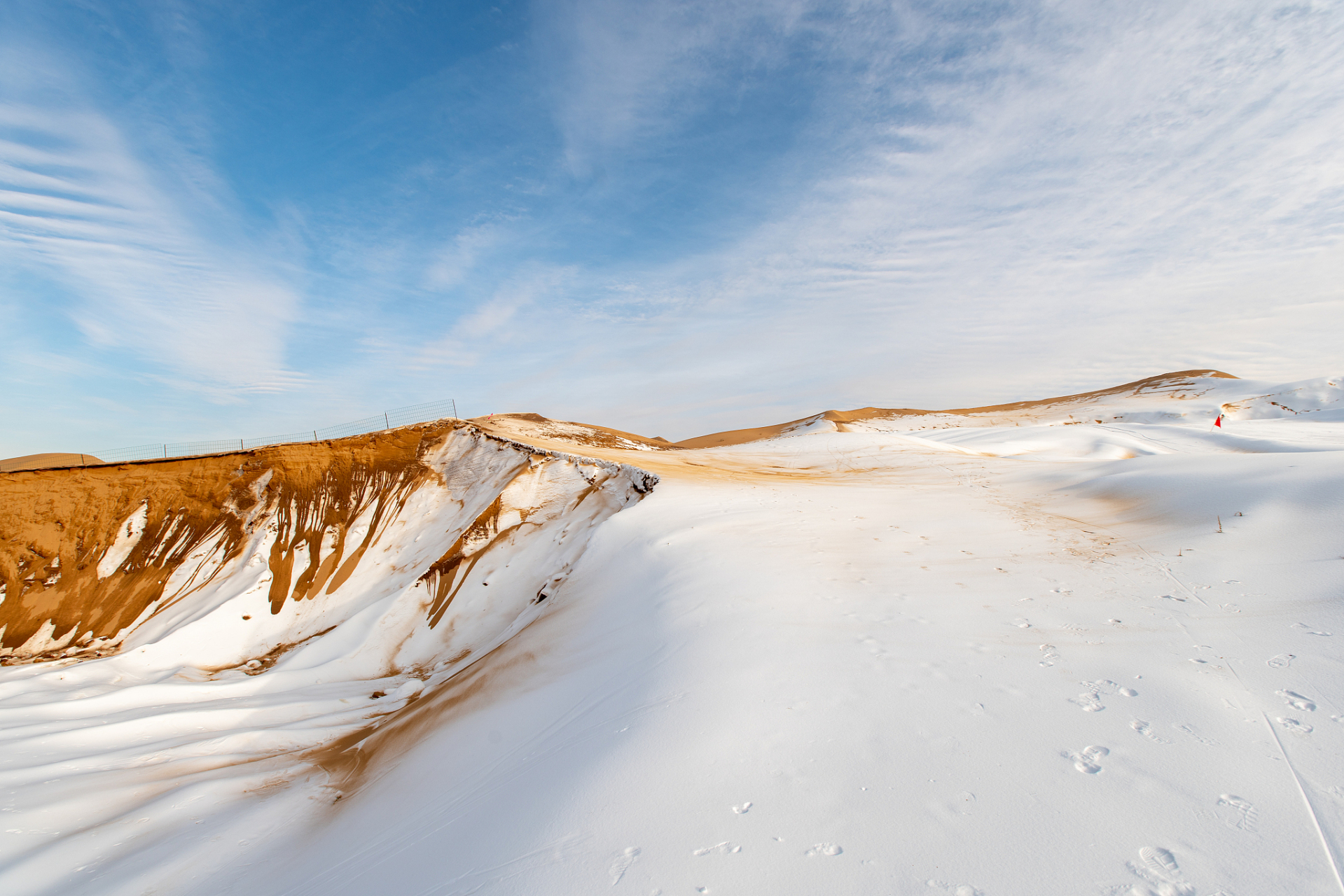 沙漠的雪景是一场别样的冬日探险之旅,带来温暖和喜悦.