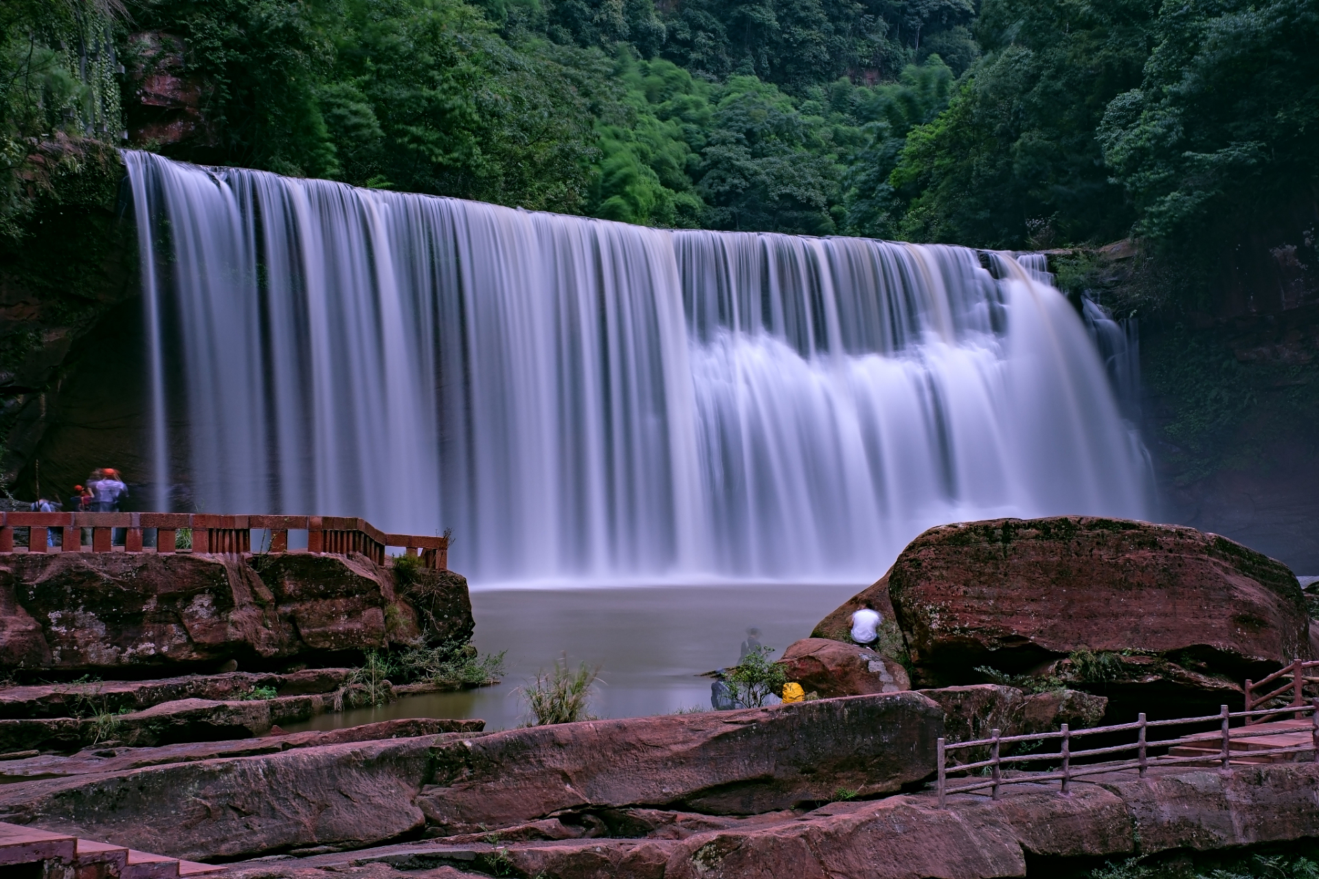 赤水丹霞旅游区·大瀑布景区(又名十丈洞景区)位于贵州省赤水市南部