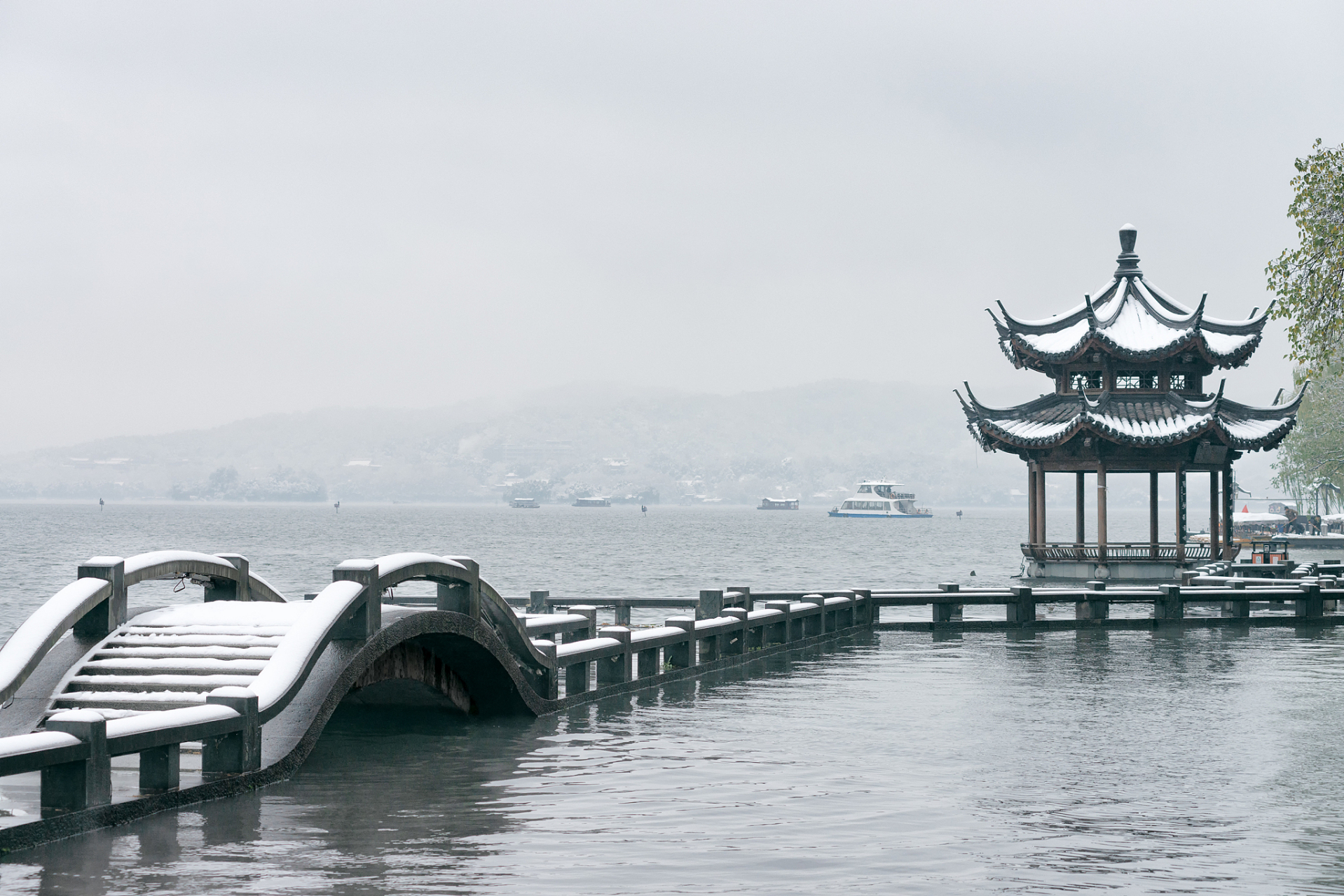 断桥是一座古老的拱桥,因为历史悠久,每年冬至前后,断桥上积雪成堆