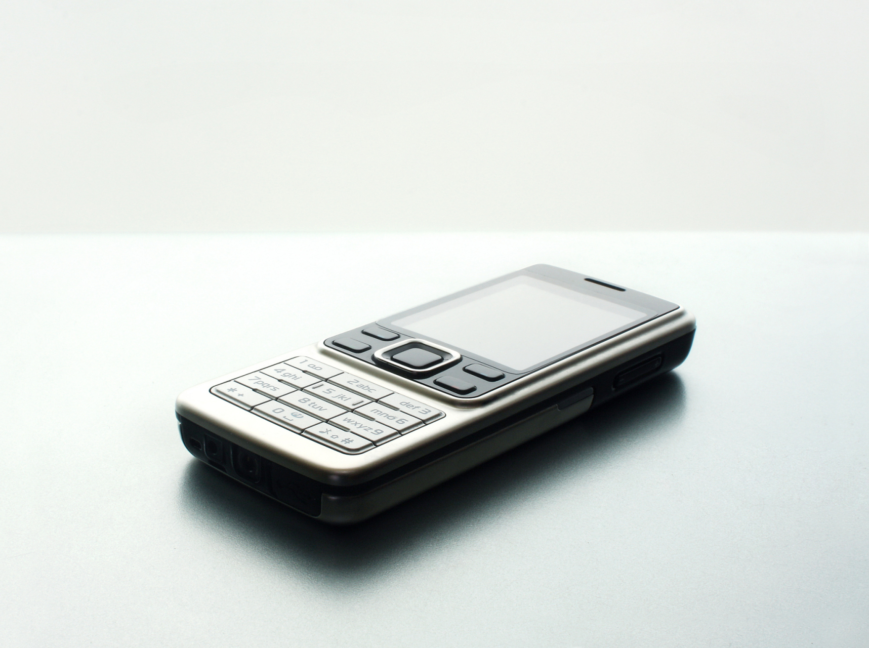 诺基亚3210复刻版竟然全平台售空了!这简直是手机圈的"小确幸"啊!