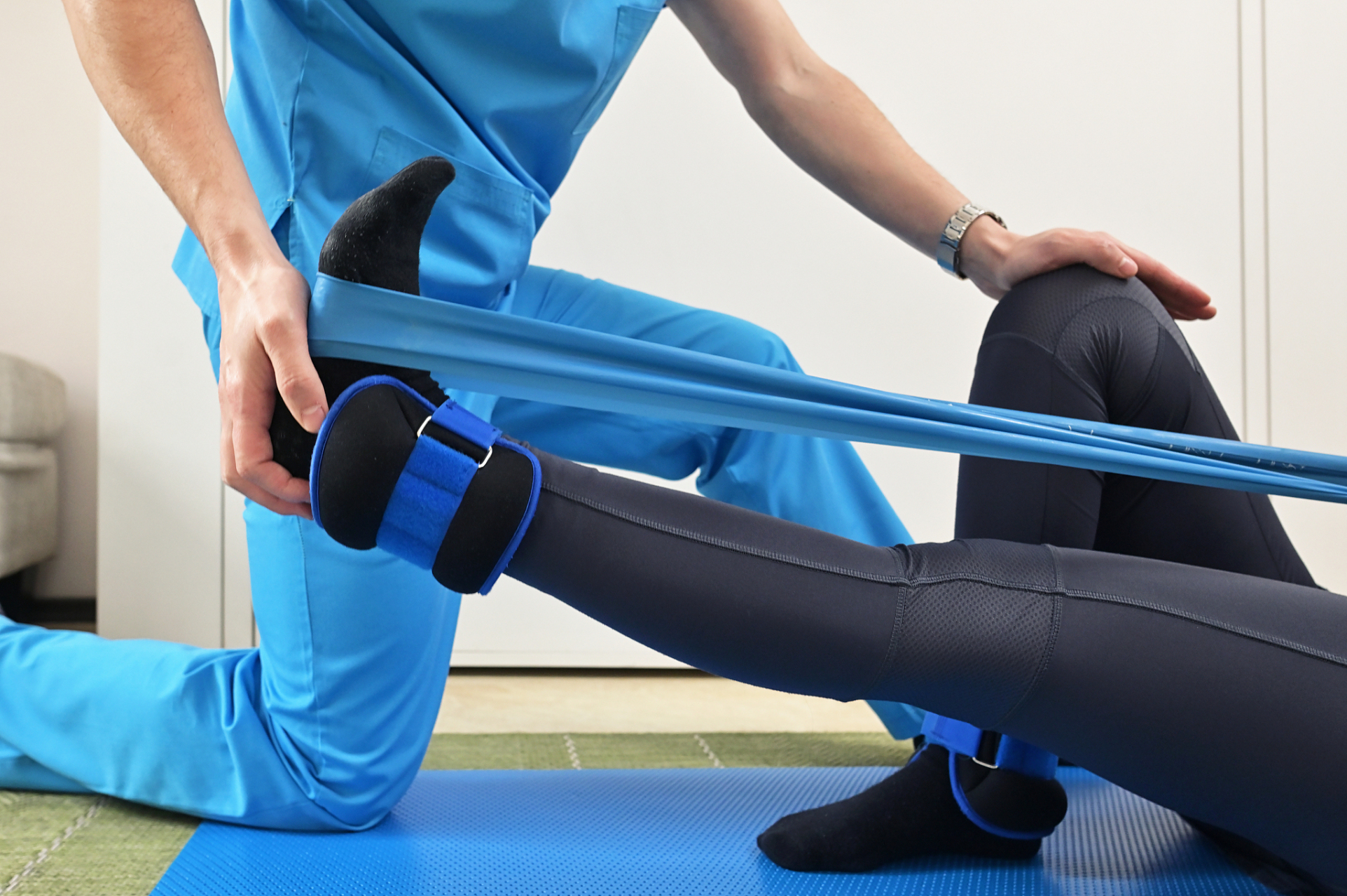 脑梗偏瘫正确康复训练#  脑梗偏瘫后,使用弹力带帮助锻炼勾脚,增强