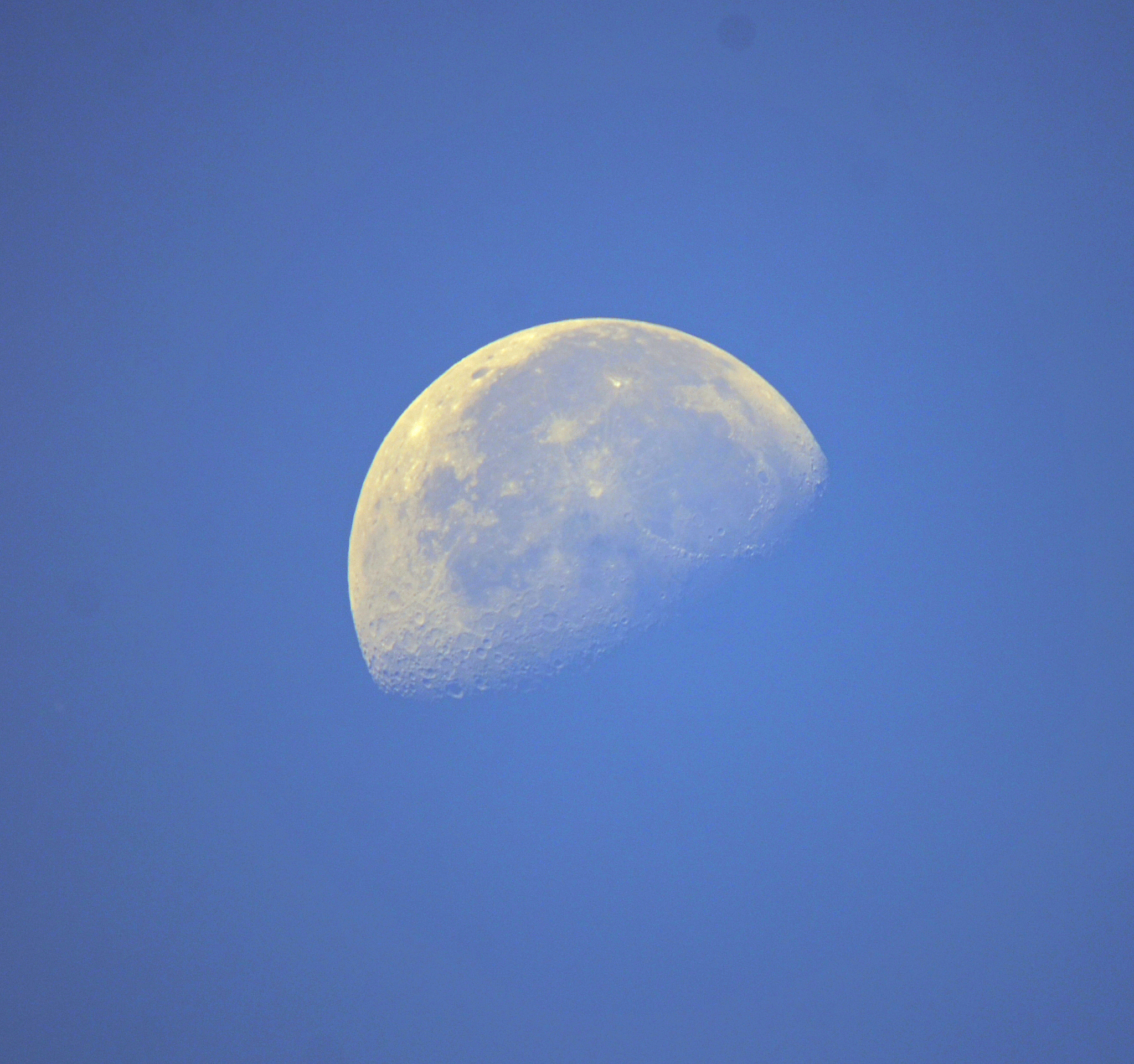 想象一下,当浩瀚的宇宙成为赏月的背景板,中国空间站内的宇航员