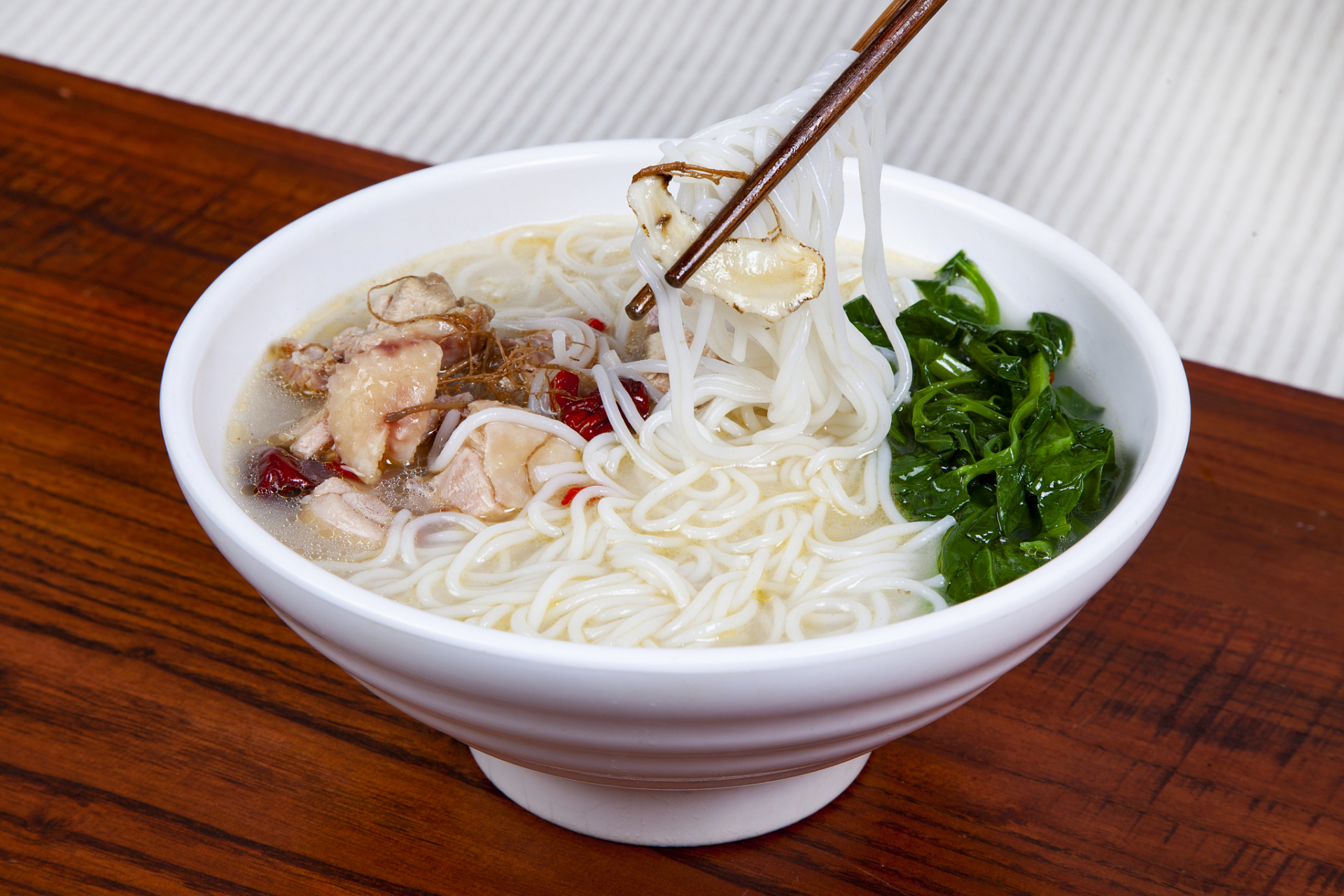 广西罗秀米粉,口感柔韧爽滑,是当地人最爱的美食之一.