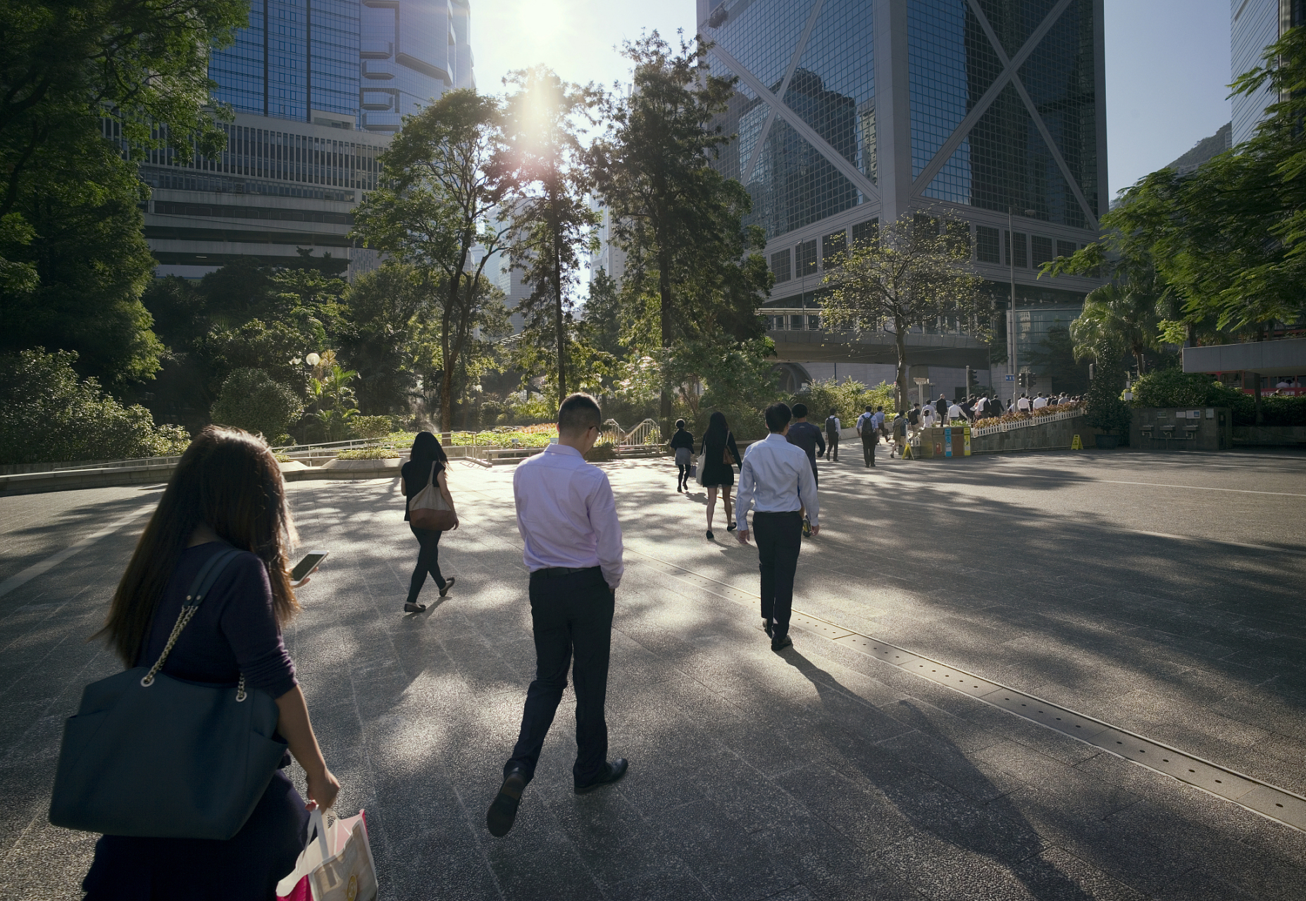 首先,现代社会的生活节奏越来越快,人们需要在短时间内完成更多的