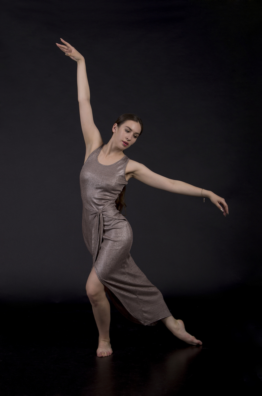 舞者舞动的身影宛如一幅抽象的画卷,让人沉浸在舞蹈的神秘氛围中#跨年