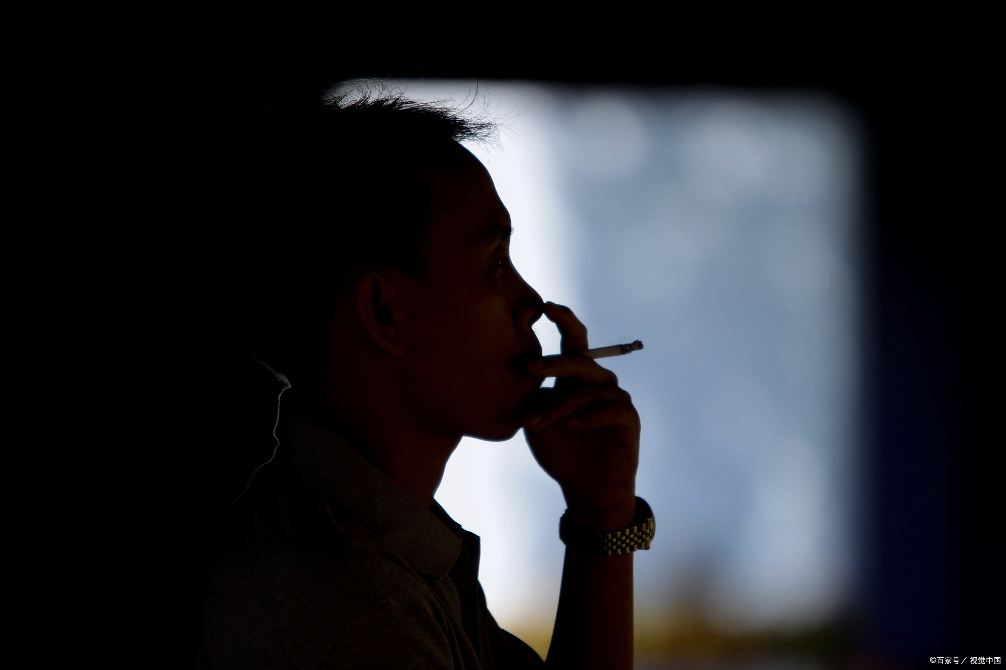 但是这些年在外面跑得多了之后对于男人抽烟喝酒这事倒也变得没有那么