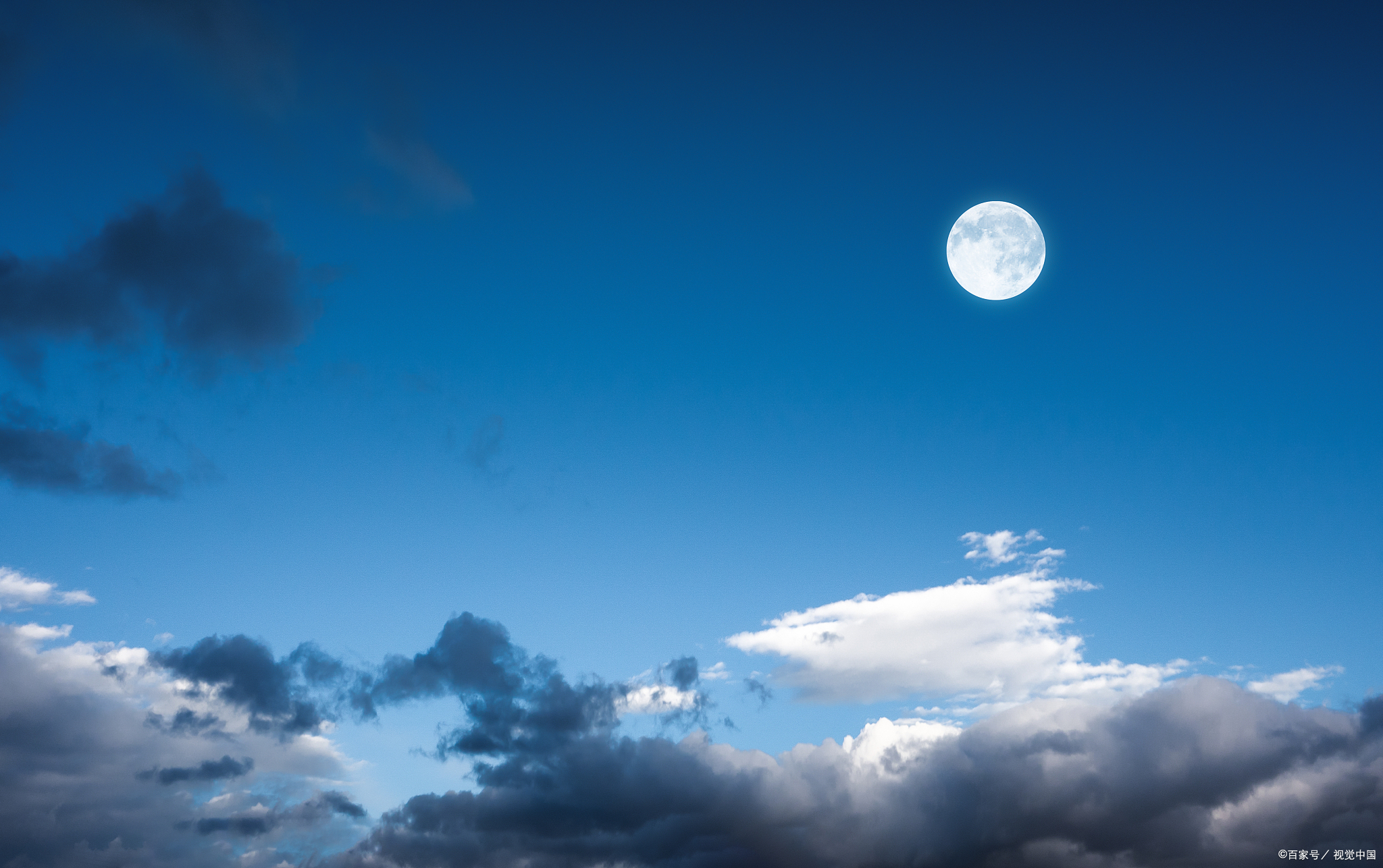 乌云散去 月亮在天边露出了真容