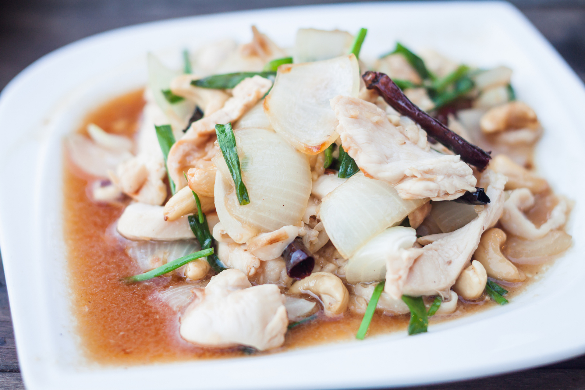 糟溜鱼片是一道广东传统的家常菜肴,以鱼肉为主料,烹制时加入糟卤调味