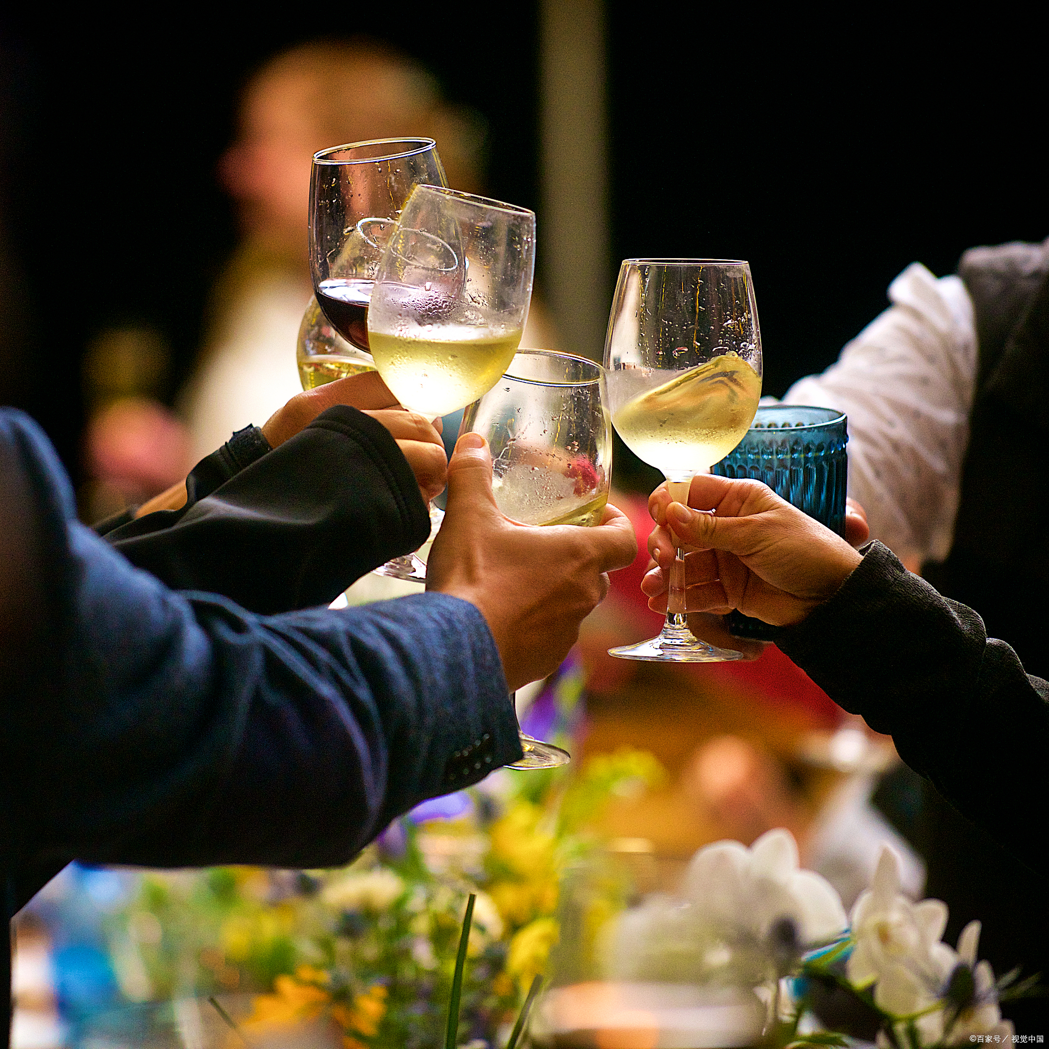 年底饭局,轮到你敬酒,别干站着当哑巴,送你5套万能敬酒词!