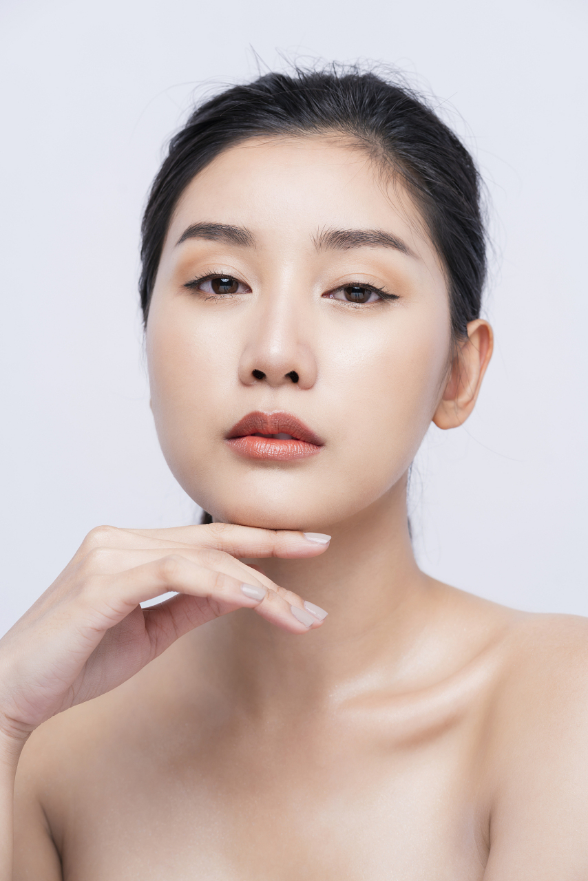 建议女孩子日常以淡妆为主,做过基础护肤以后,涂一下防晒霜,粉底液