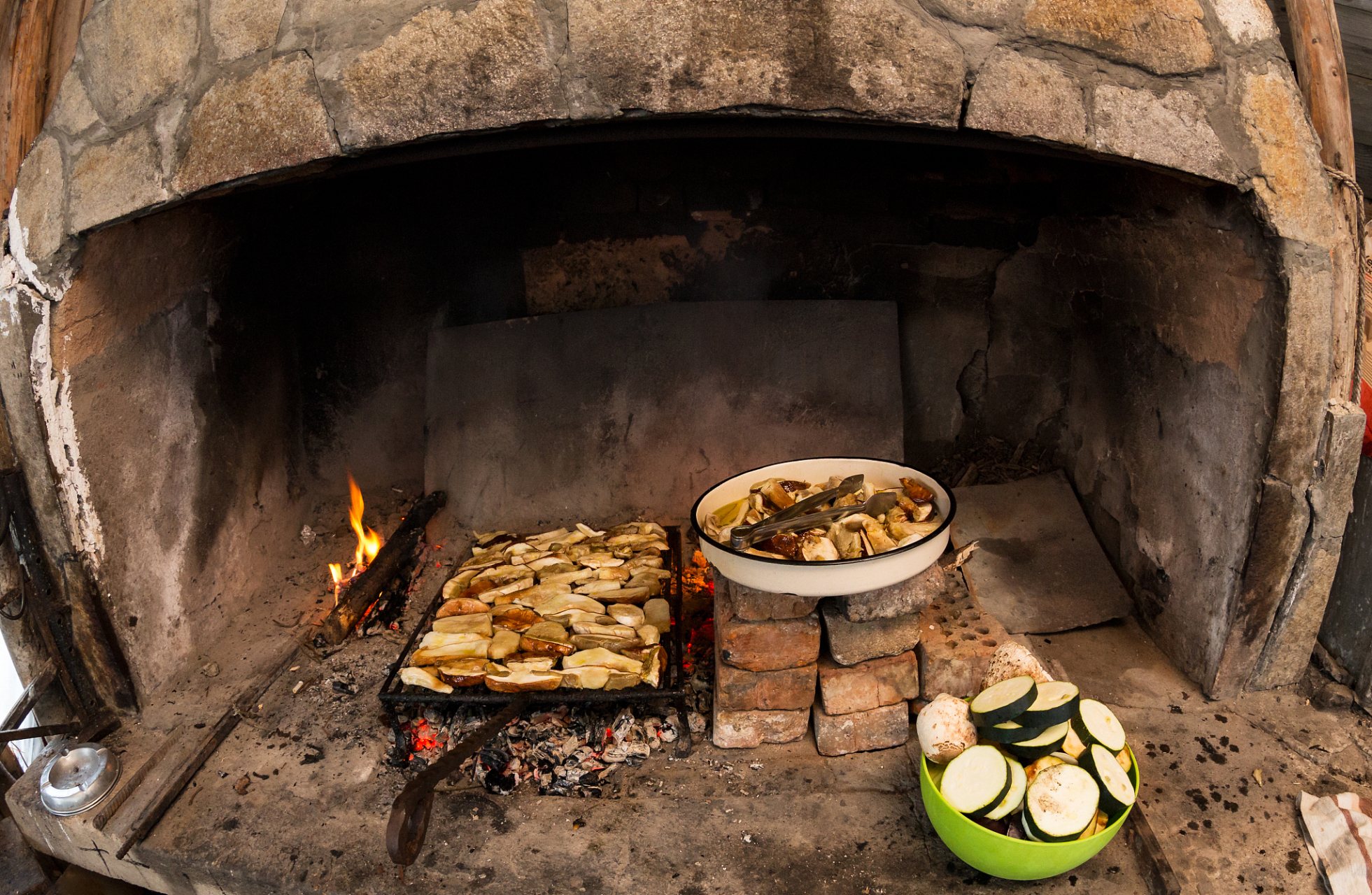 在旧社会,地主和贫民老百姓的饮食差距可谓是天壤之别.