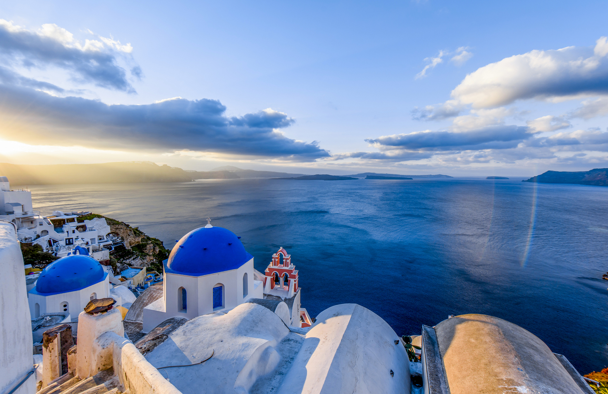圣托里尼岛位于希腊爱琴海南部,风景如画,拥有大量爱琴海经典的蓝白色