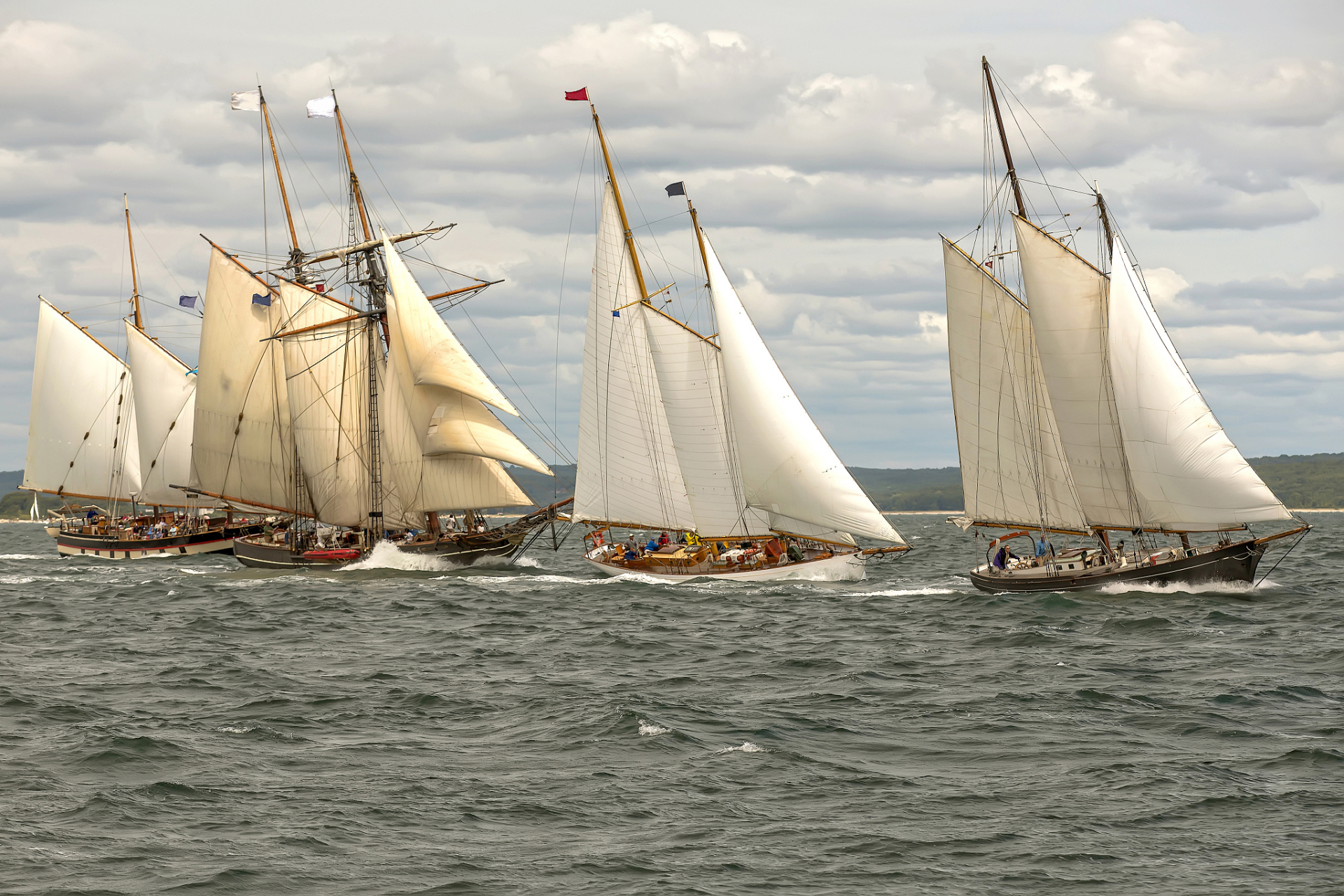 扬起风帆,踏上壮阔航程,面对挑战和困难,我们勇敢追梦,坚定信念.