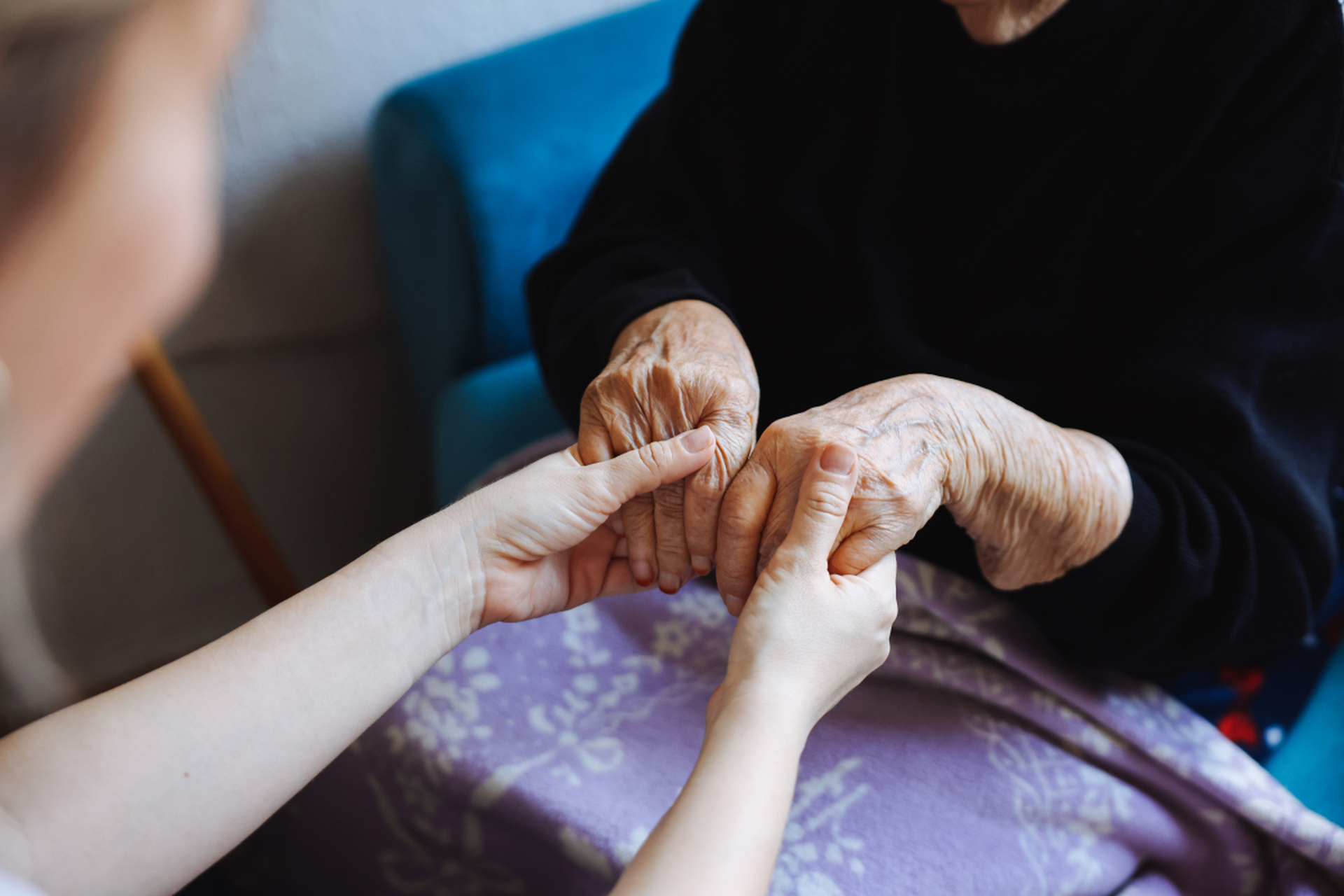 照顾老人应适度,避免过度无微不至的照顾.