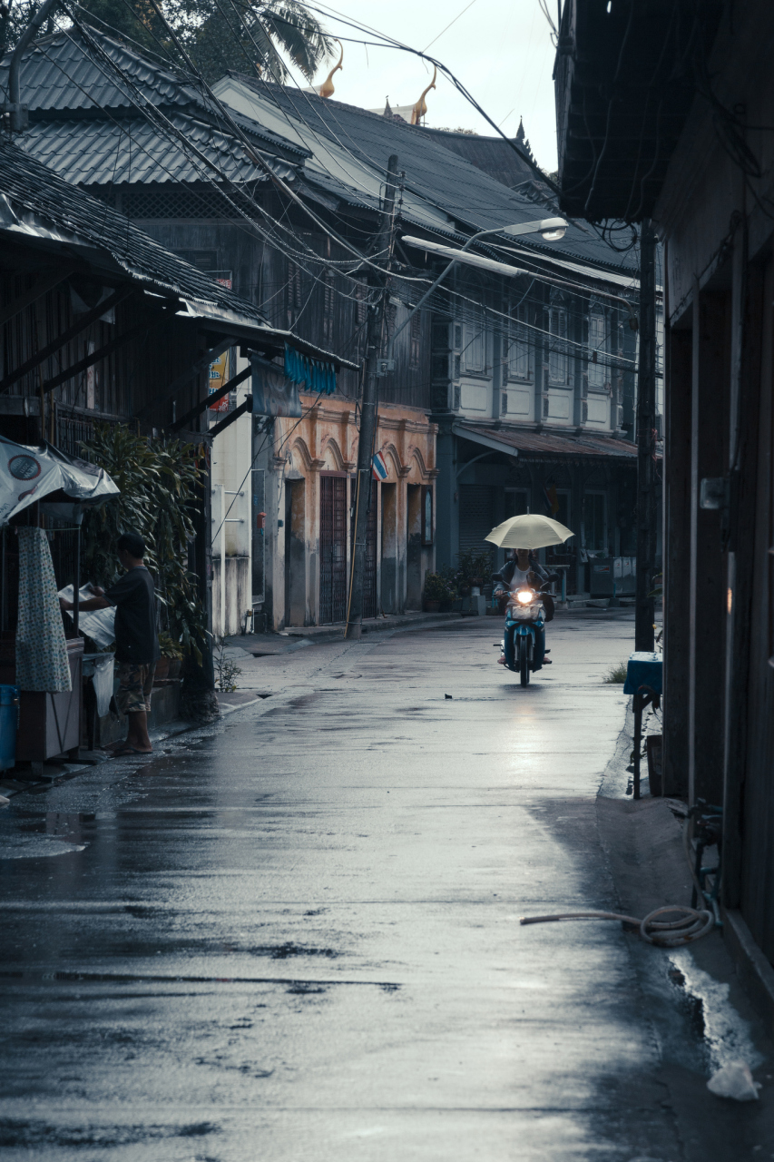 雨, 落在小巷的青石板,   拂过撑开的油纸伞, 伞下,人影摇曳.