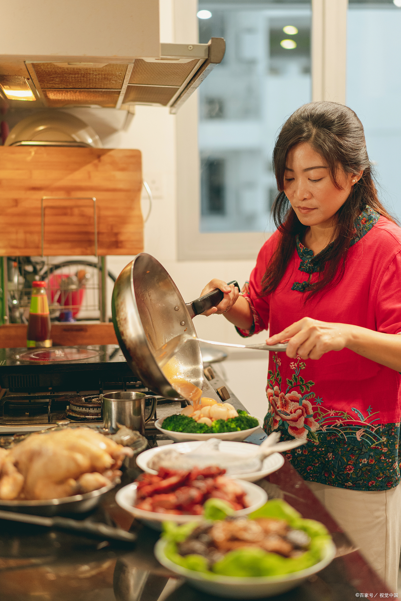 抖音女做饭=抖音里做饭很火的一个女的