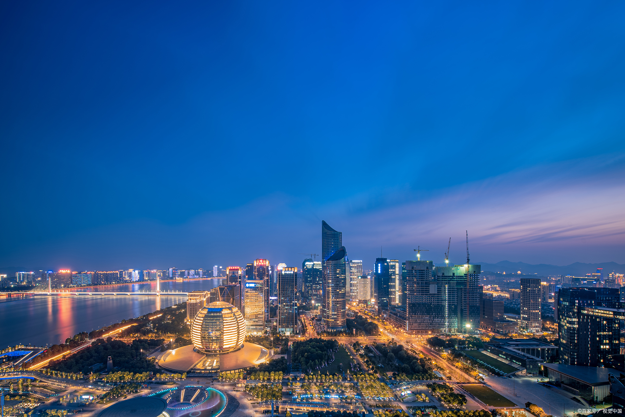 此外,钱江新城还有许多购物中心,餐馆和酒吧,是杭州的杭州城市杭州