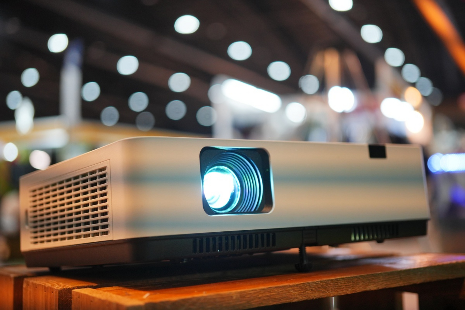 极米z7x家用投影仪具备真实高亮技术,原装哈曼卡顿音响,全自动梯形