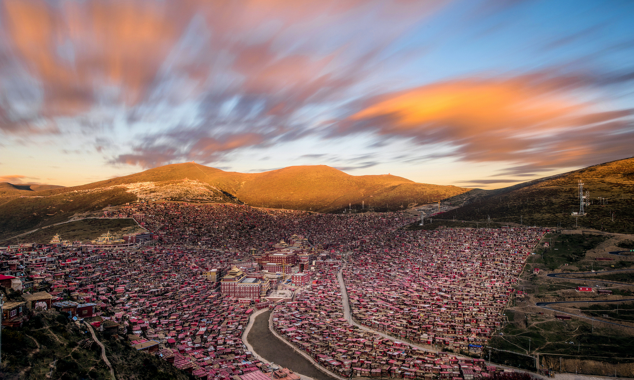 色达,藏语意为"金色的地方",是四川省甘孜藏族自治州的一个县.
