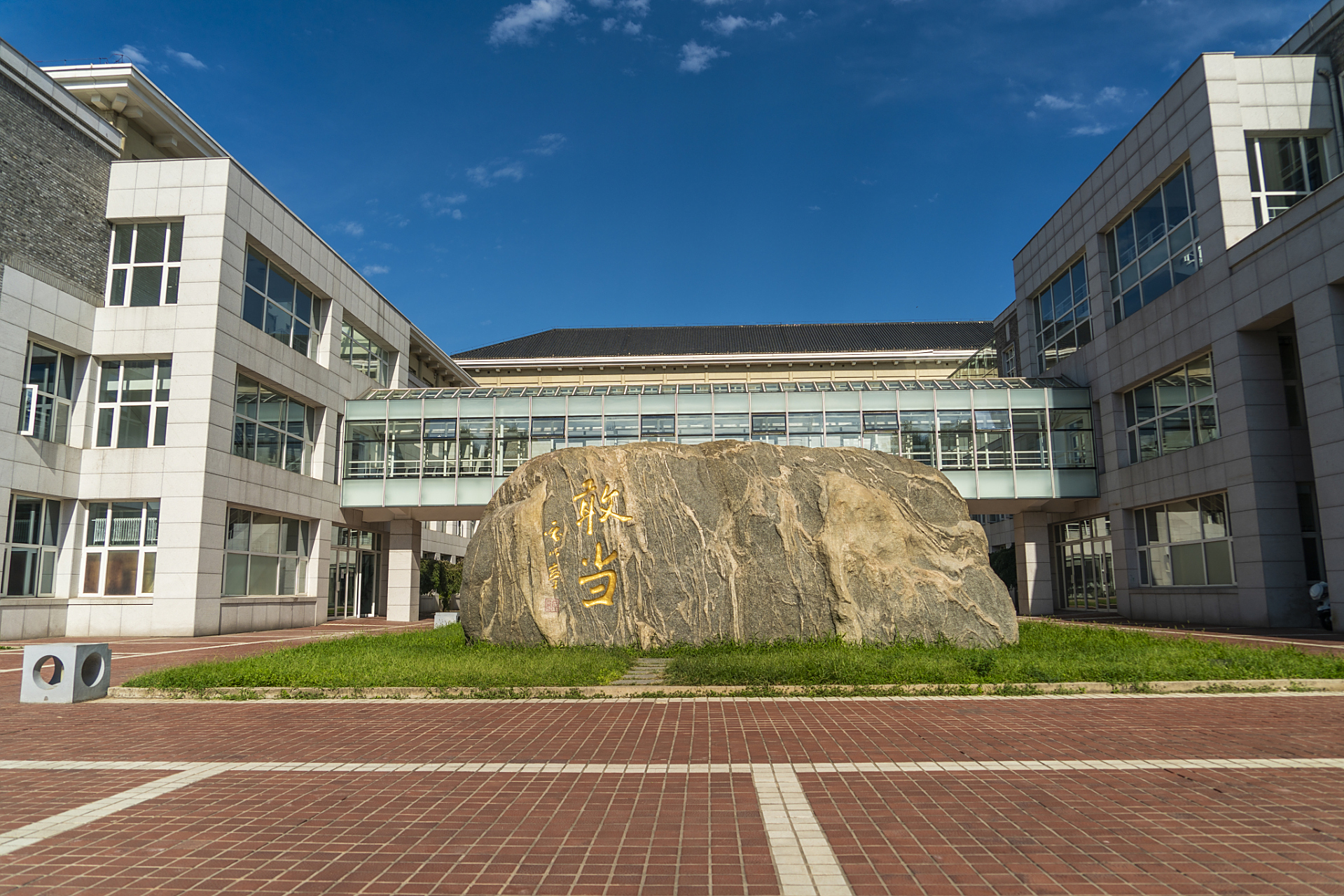 当我记得升学考试的成绩优异,我在录取榜上看到了自