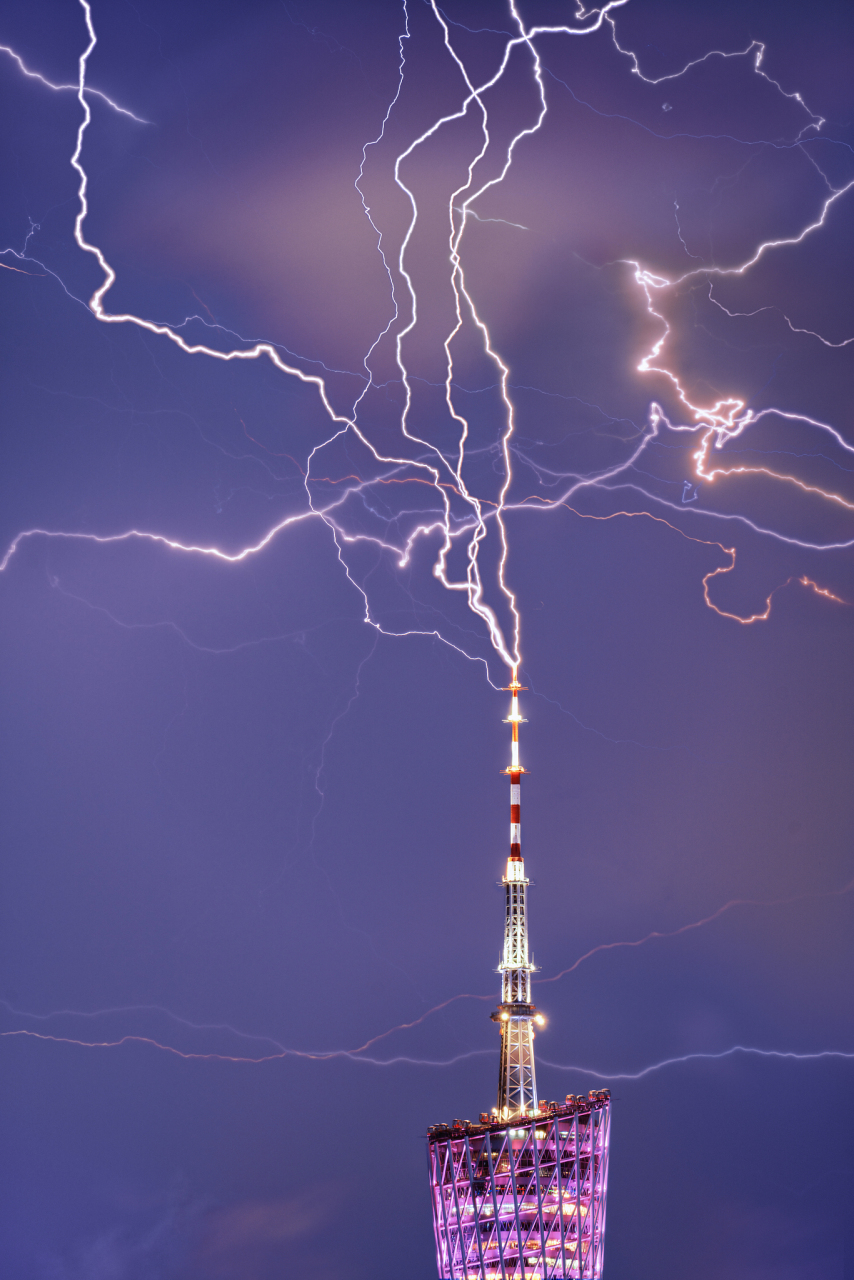 探秘塔尖引雷针的保护机制 近日,广州塔频繁被闪电"击中"的现象引起了