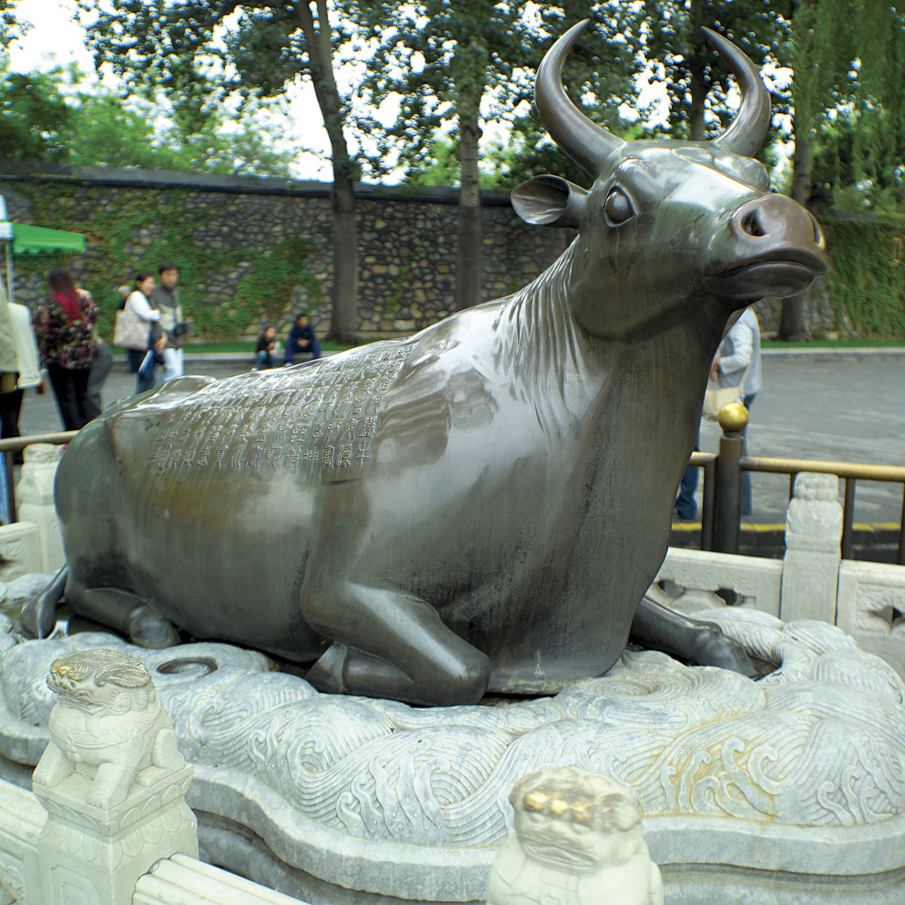 穿越时空的旅行# 颐和园铜牛,位于中国北京的颐和园内,是这座皇家