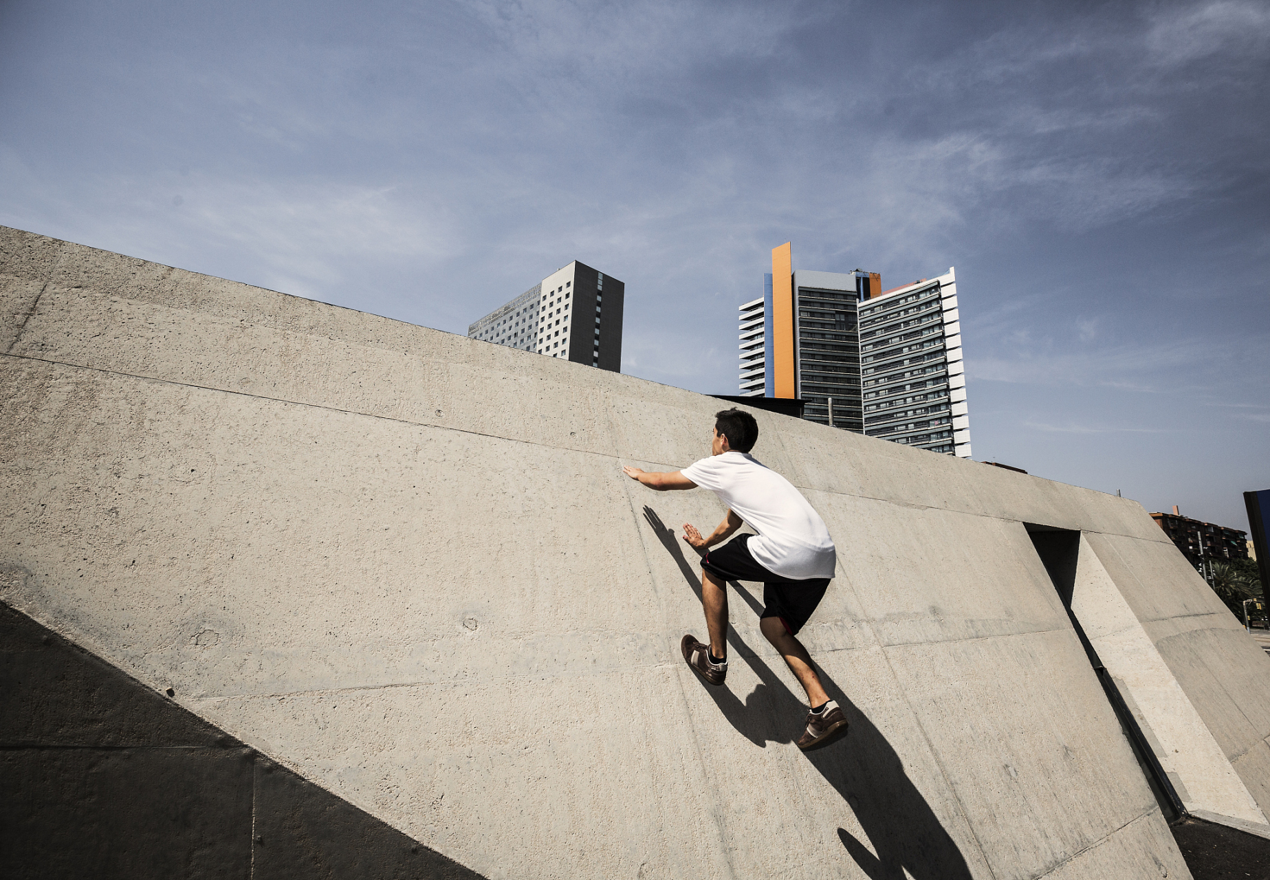 跑酷运动对于大众的意义  跑,跳,攀爬,翻滚以及其他一些方法都可以