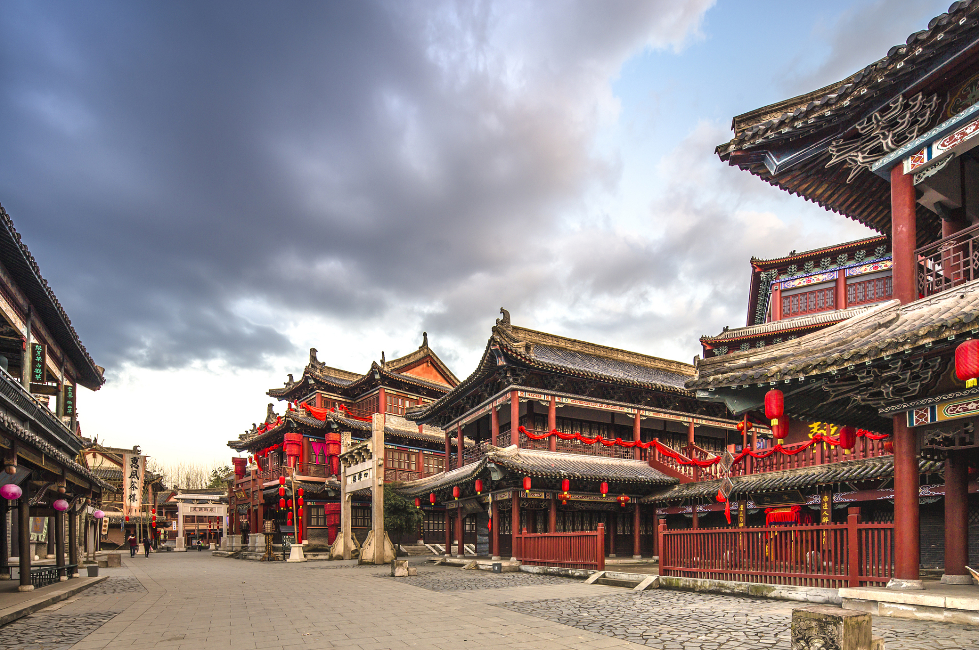 作为一个热血的武侠迷,当然要推荐一个特别的地方啦——大理天龙八部