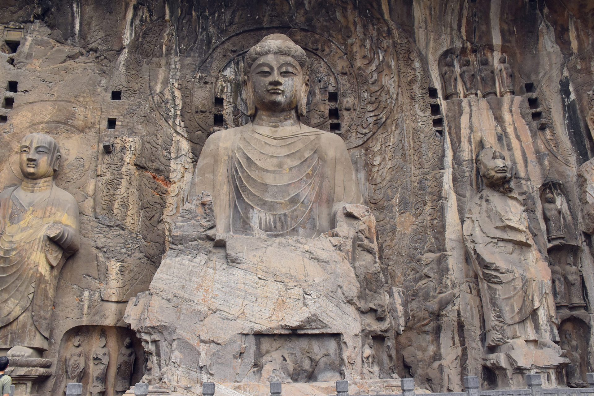 河南旅游必去景点:   洛阳龙门石窟     从东魏延绵至北宋的精雕细琢