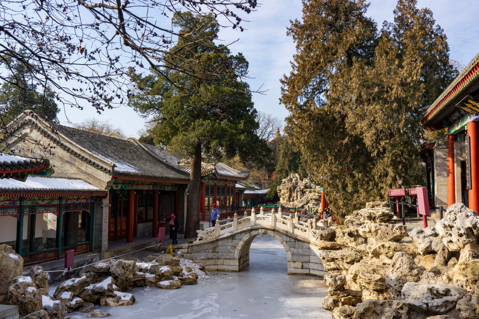 承德市拥有避暑山庄等皇家园林,是中国古代皇家园林艺术的杰作,以山水