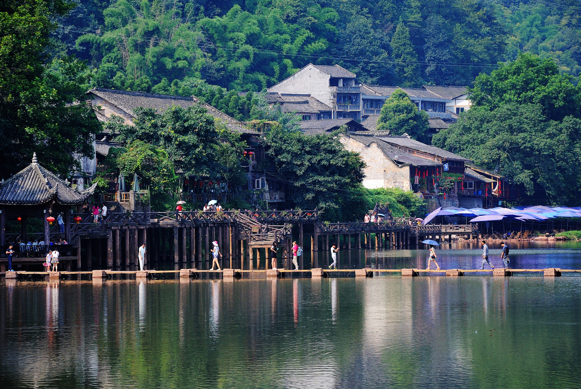 推荐景点包括荔波樟江风景名胜区,小七孔风景区,大七孔,恩铭故里,古镇