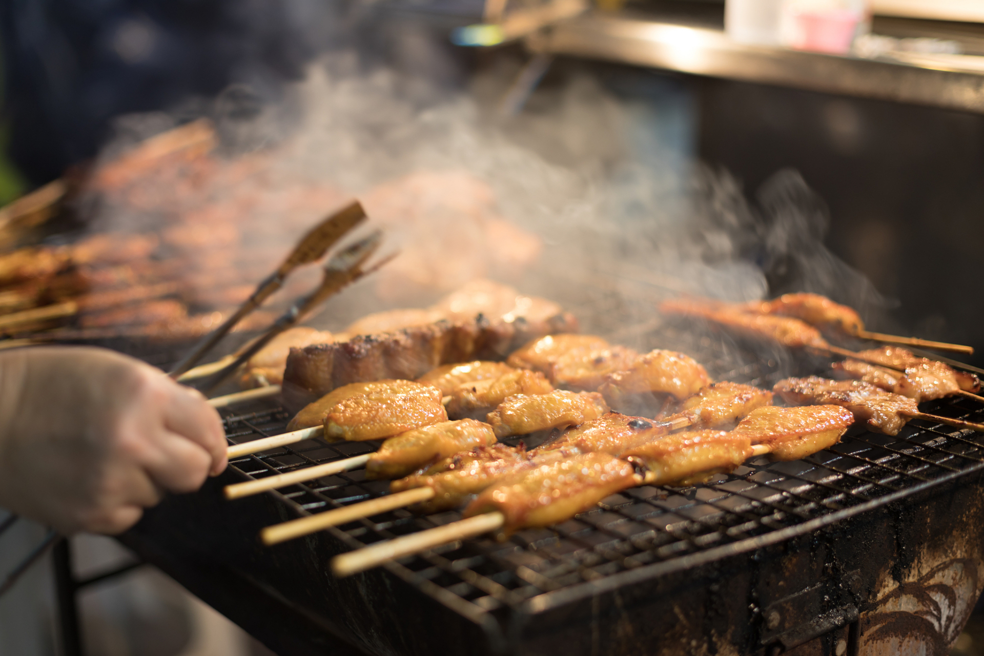 那么要在哪里教烧烤练习呢?小编向大家推荐:成都沁香园餐饮培训机构.