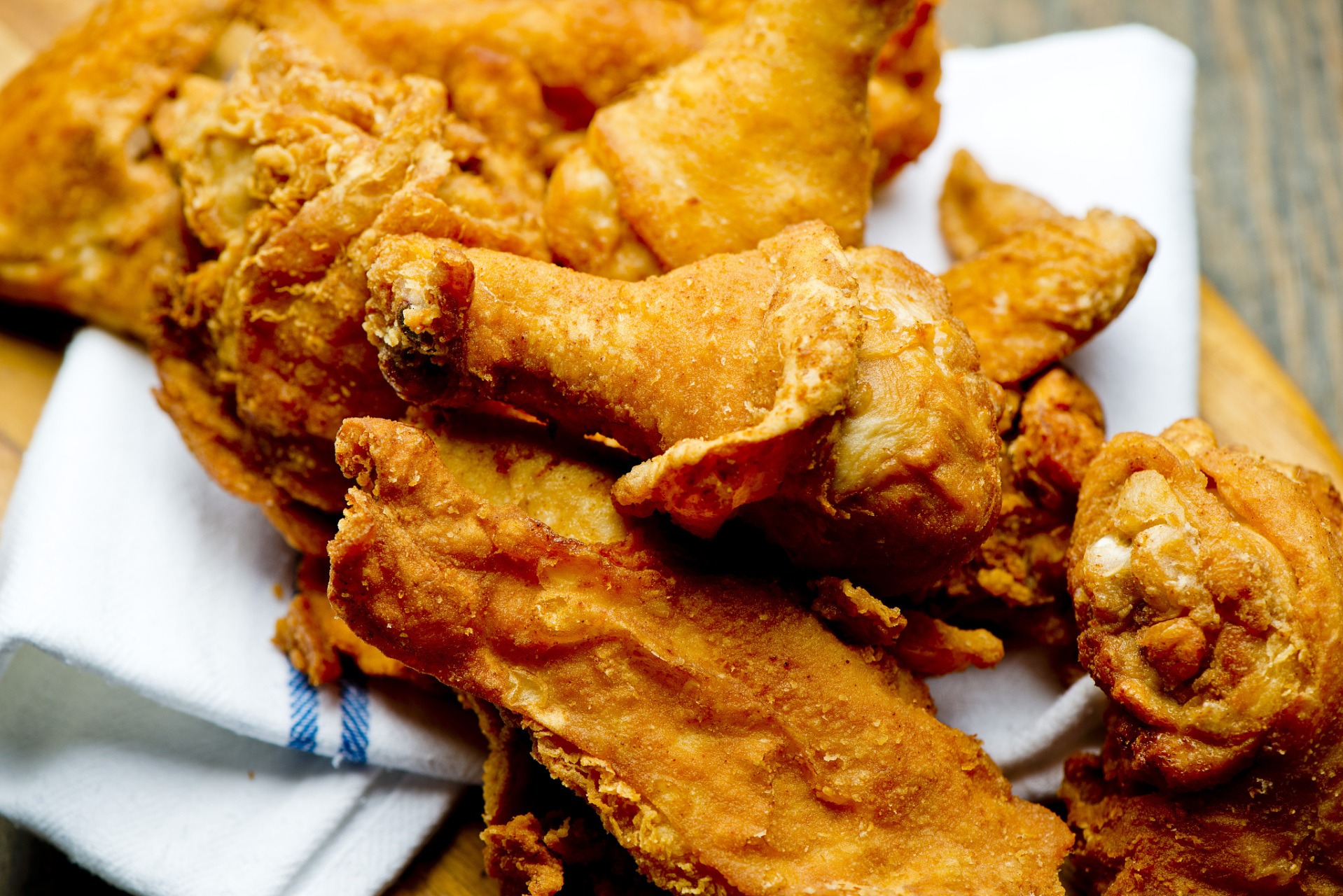 嬉行记# 上海干炸鸡,作为一道具有独特的口味和历史背景的美食,自