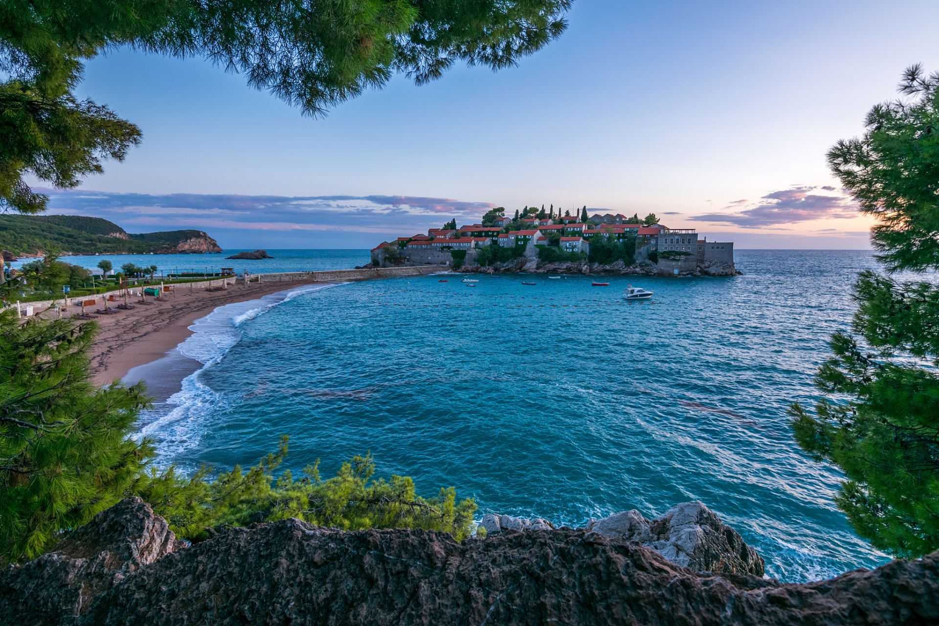 法国蓝色海岸位于法国南部地中海沿岸,西起土伦,经尼