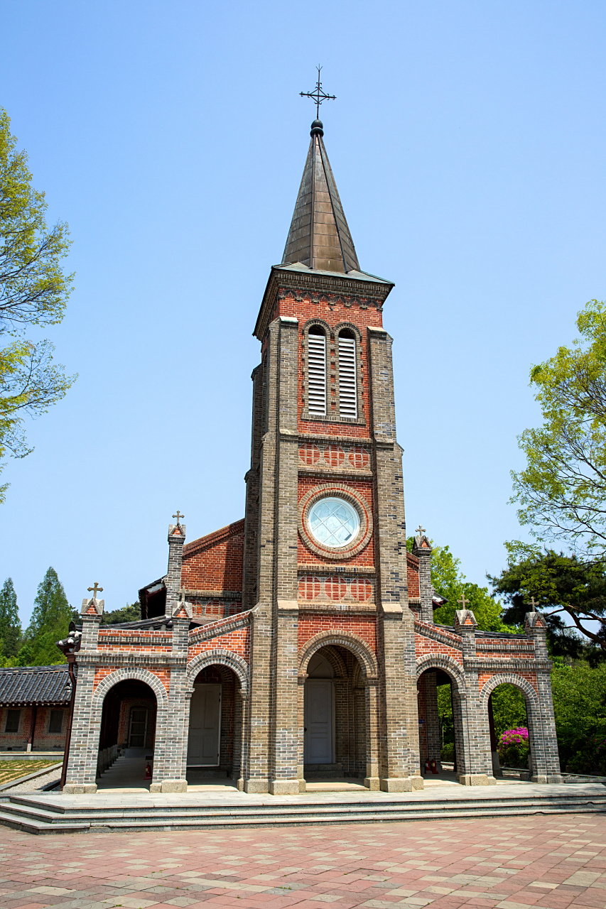 杭州市天主教堂是一座历史悠久的宗教建筑,最早建于明代,后来多次重建