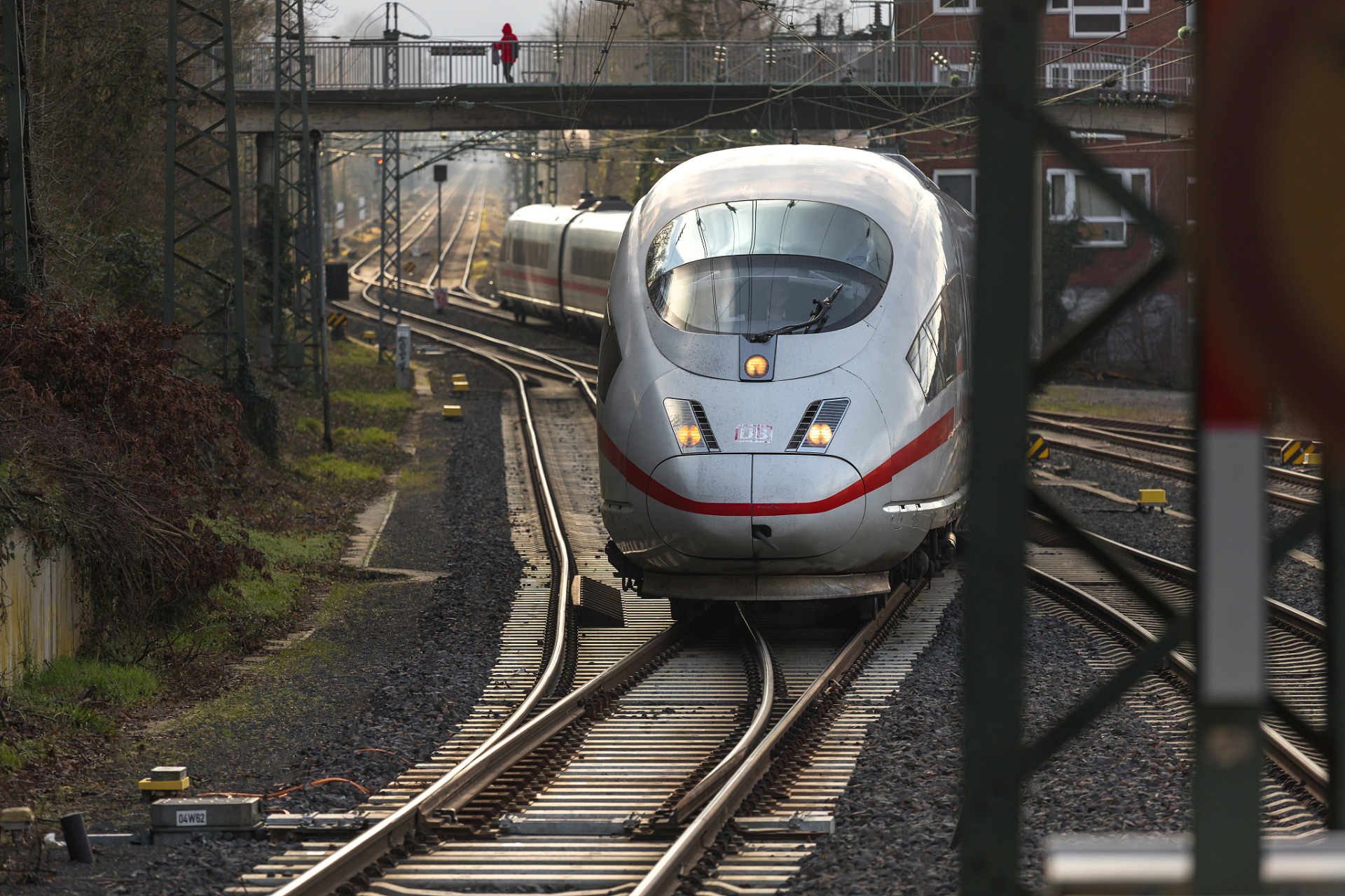德国汉诺威-维尔茨堡高速铁路,批准时间1970年,开工时间1973年,通车