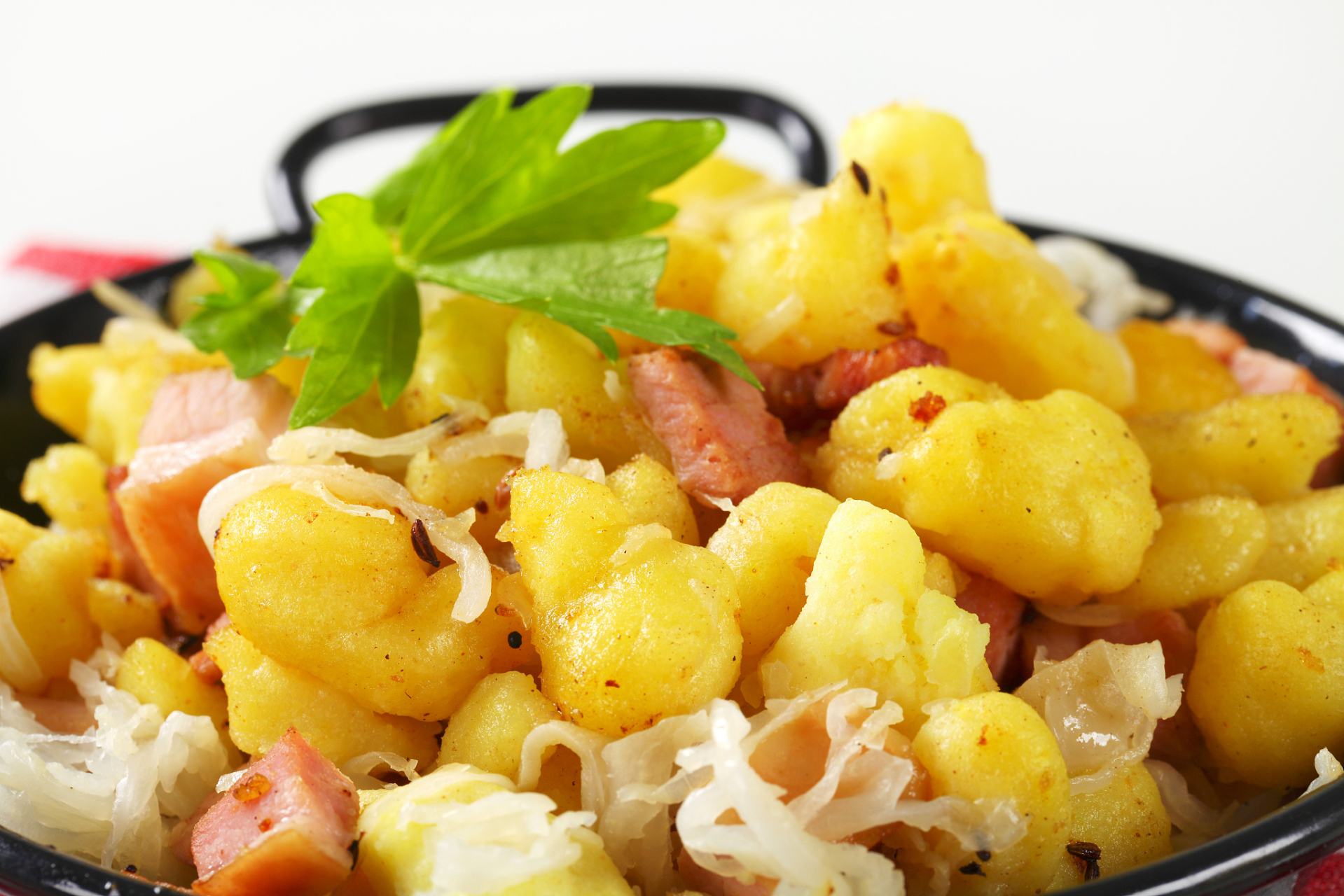 菠萝虾球是一道美味可口的传统菜肴,它是将新鲜的虾仁和菠萝粒混合在