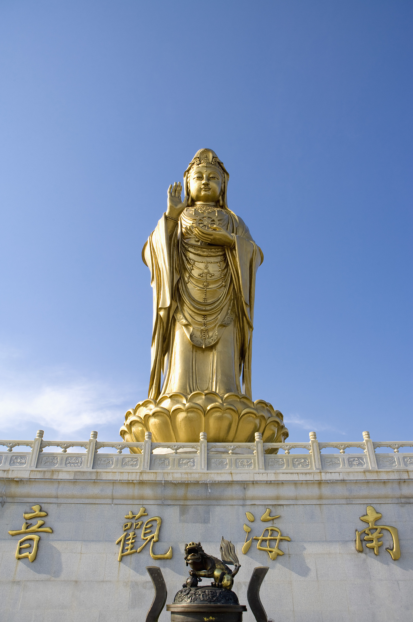 普陀山,位于浙江舟山群岛东南部,是中国四大佛教名山之一,素有"海天