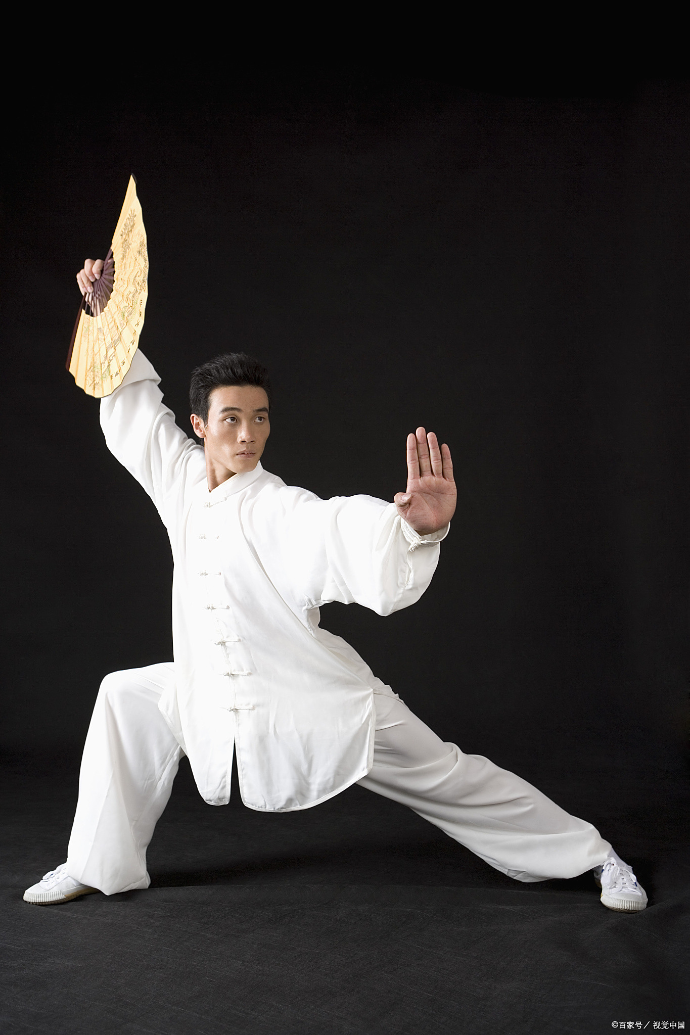 意念引导真气运行,必须从脚底涌泉升起,然后通过尾闾