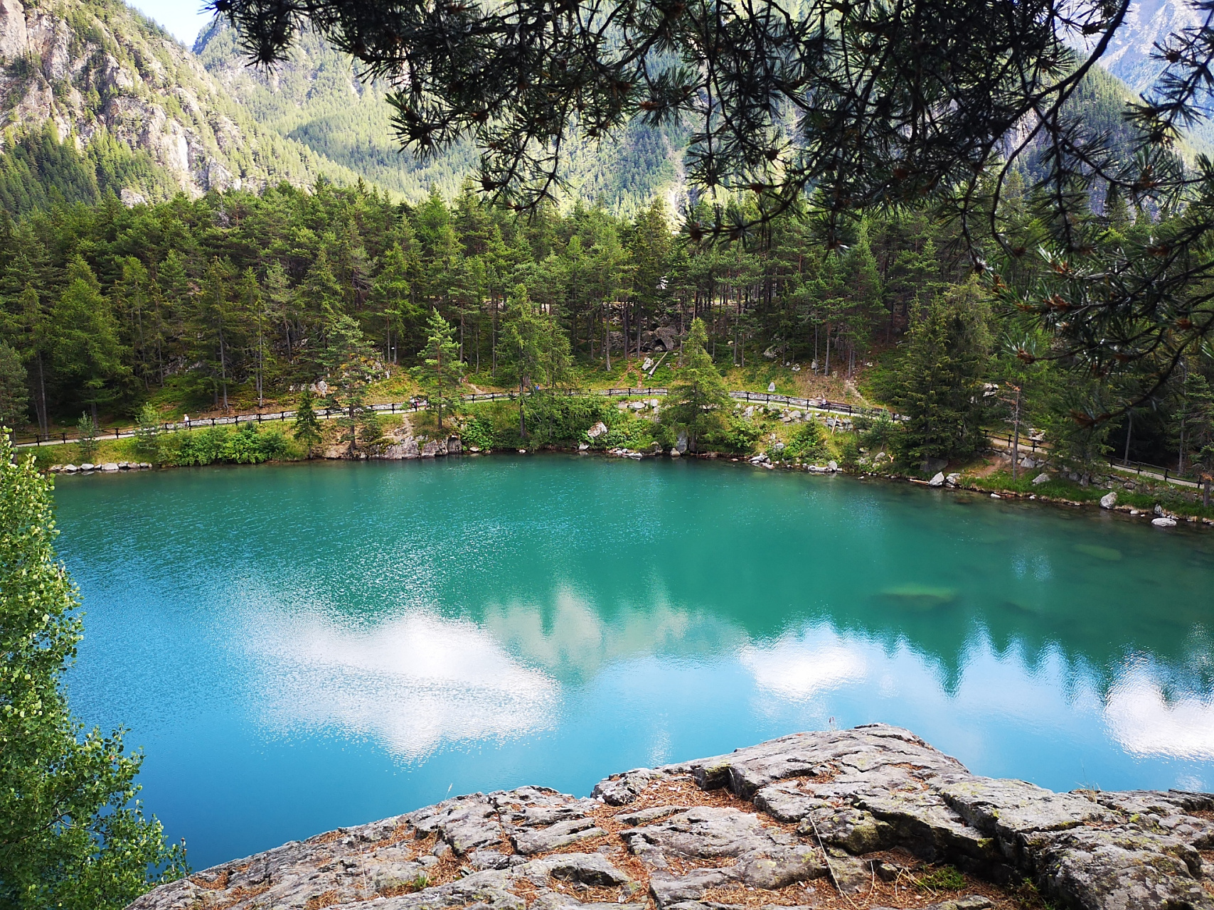 螺髻山之名来源于与峨眉山的"姊妹"关系,"峨眉山似女人蚕蛾之眉,螺髻