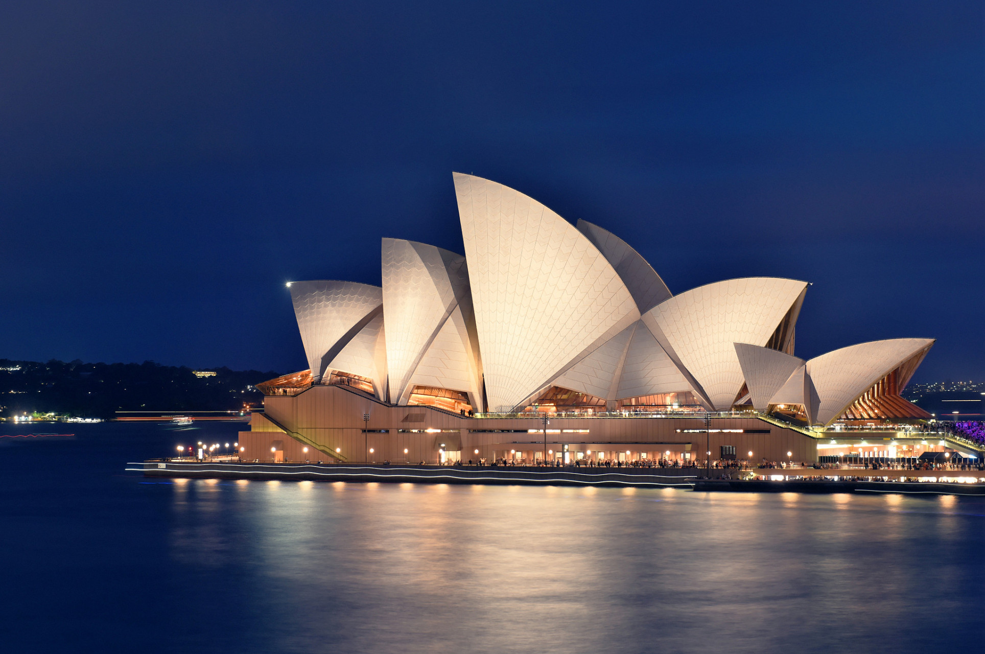 opera house)是世界上最著名的建筑之一,也是澳大利亚的标志性景点之