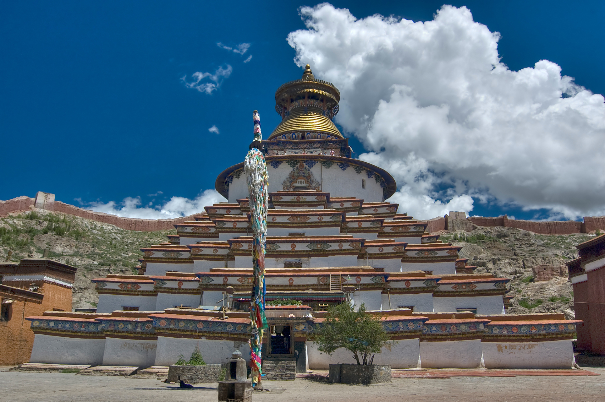 托林寺位于阿里扎达县,是由古格王益西沃在11世纪初修建而成.