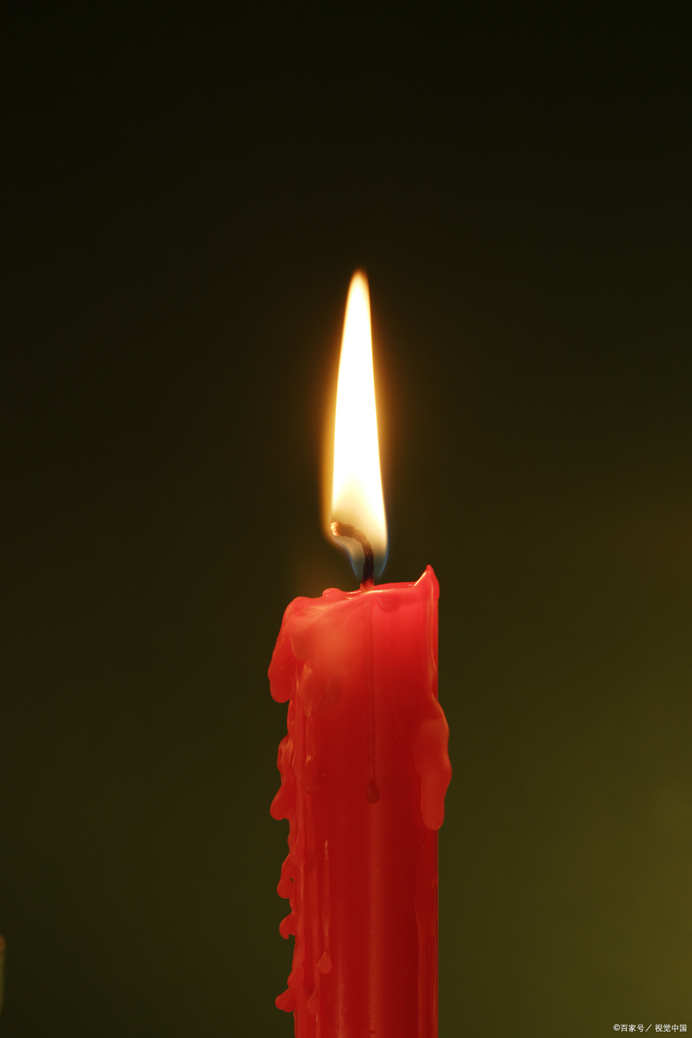 红烛有泪,静夜里的一抹温情与哀愁